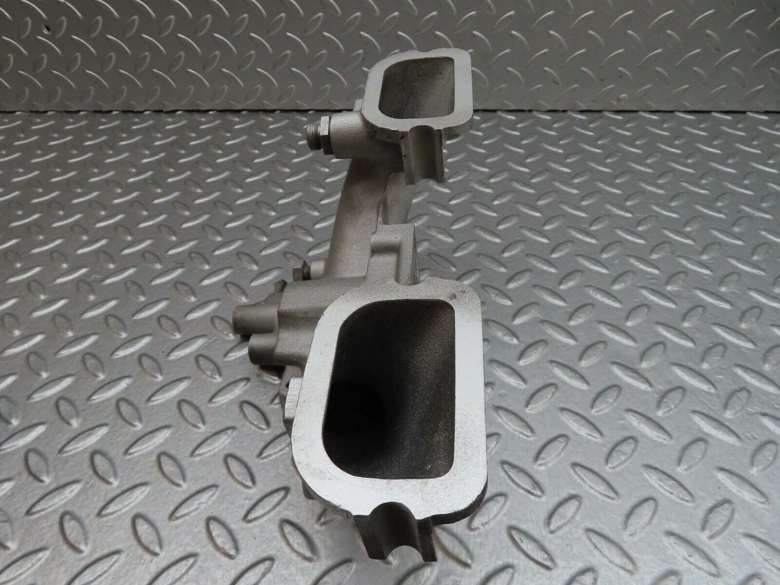 17995 Mercedes-Benz W123 200 Intake Manifold