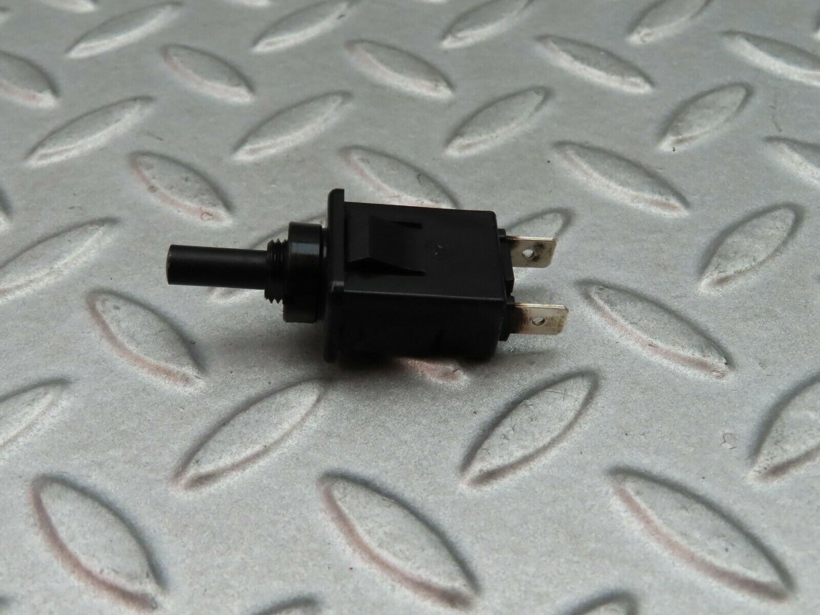 5760 Mercedes-Benz W123 200 Trunk Door Contact Switch 0008213152