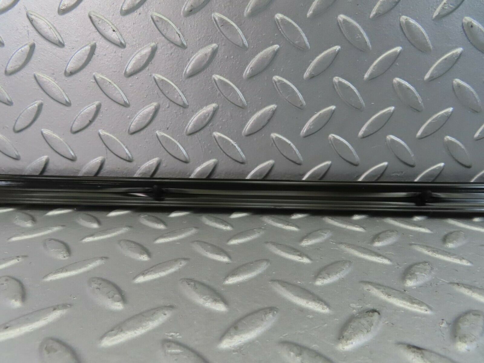 10275 Mercedes-Benz W123 Front Right Fender Wing Centre Moulding Trim