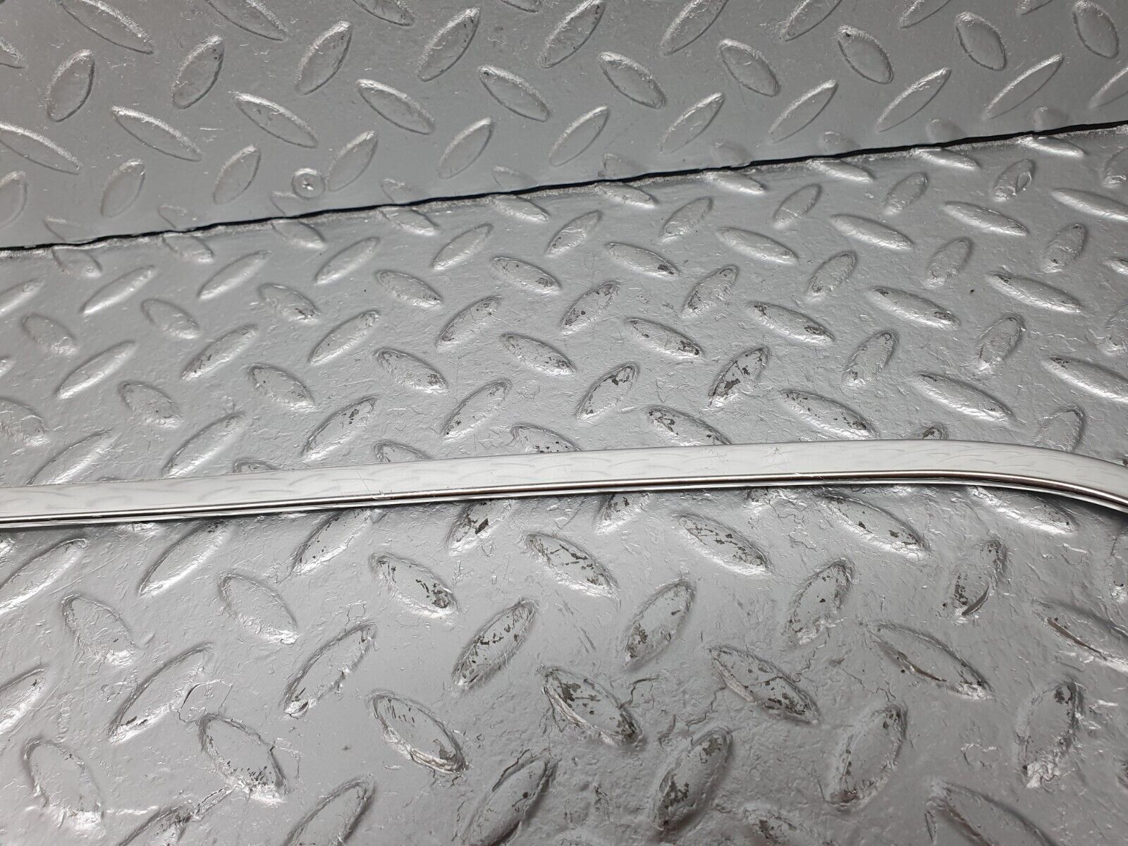 40776 Mercedes-Benz W123 300D Front Right Door Window Chrome Frame