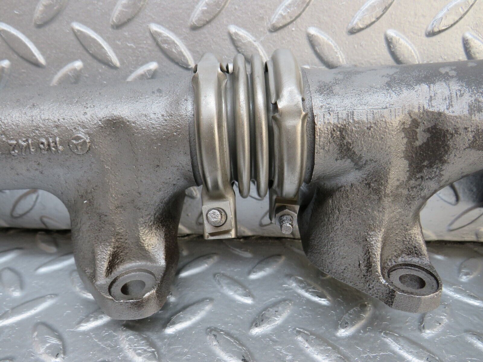 33048 Mercedes-Benz W126 380 V8 M116 Exhaust Manifold Left 1161420502 1161422302