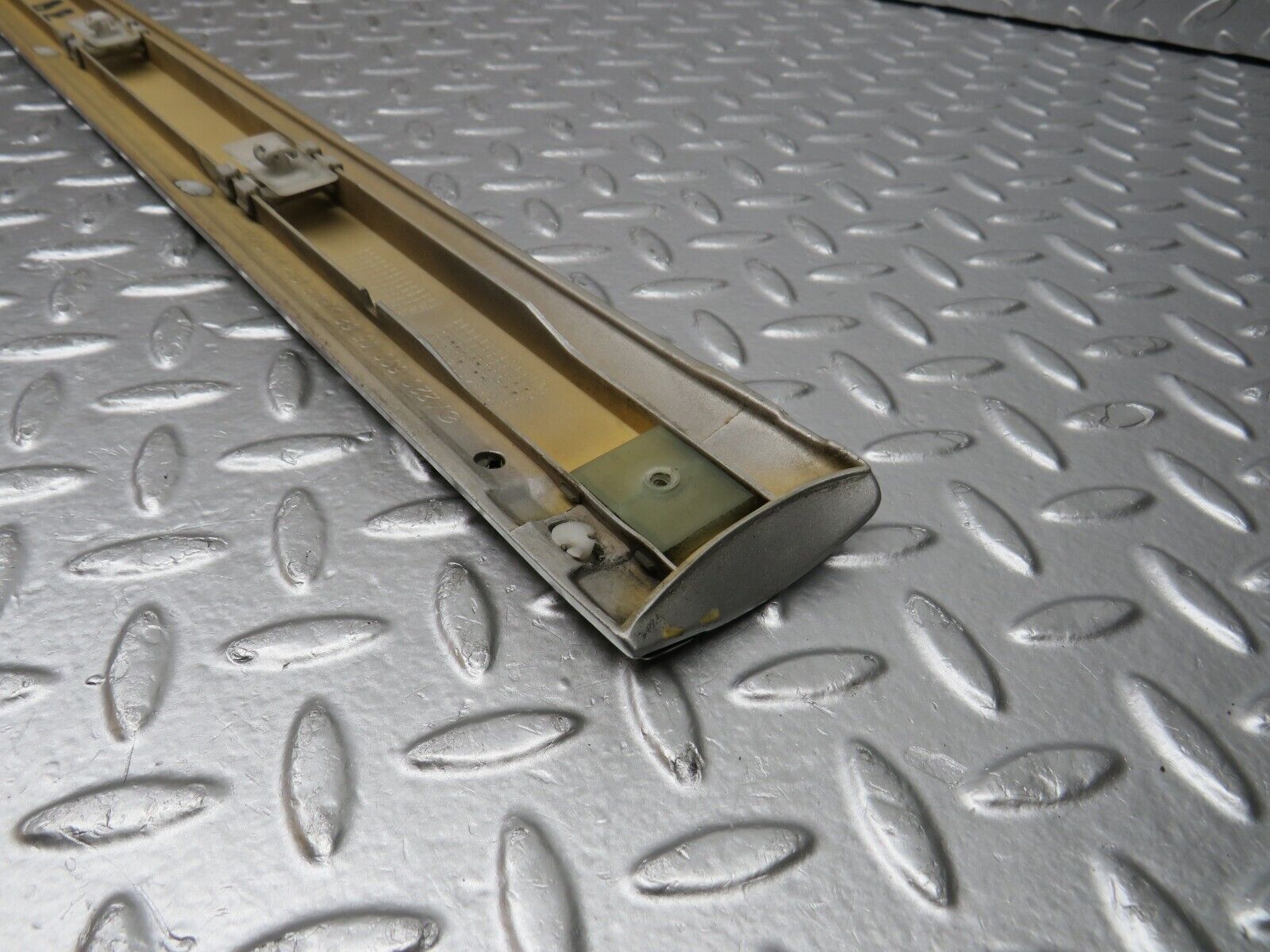 32287 Mercedes-Benz W220 S430 Front Left Door Centre Moulding Trim 2206900562