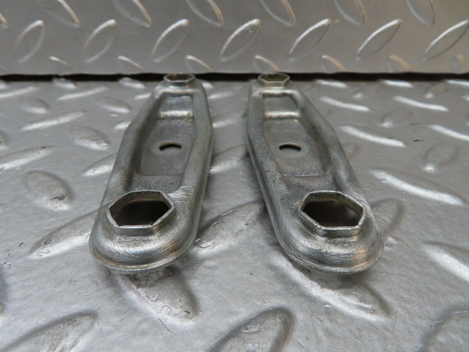 21202 Mercedes-Benz W123 230E Fuel Injector Bracket Pair