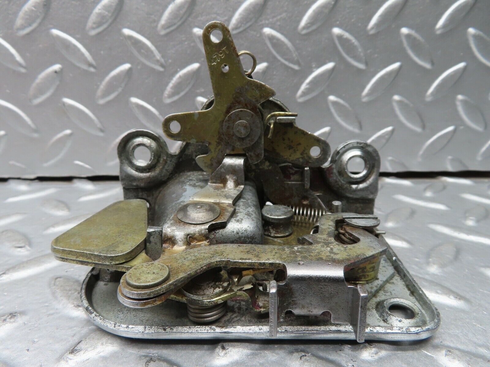 20980 Mercedes-Benz W114 250CE Coupe Right Door Lock Mechanism