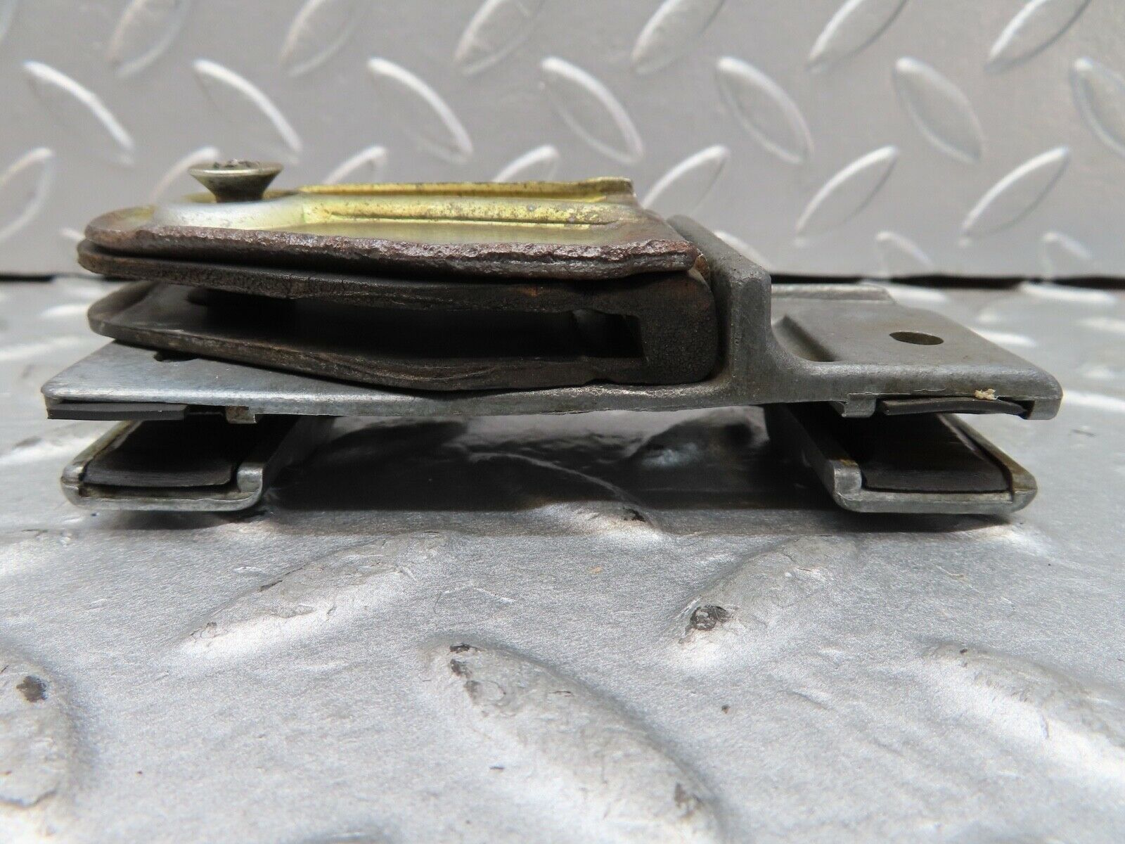 16928 Mercedes-Benz C123 280CE Coupe Door Glass Fixing Clip Left 1237250132