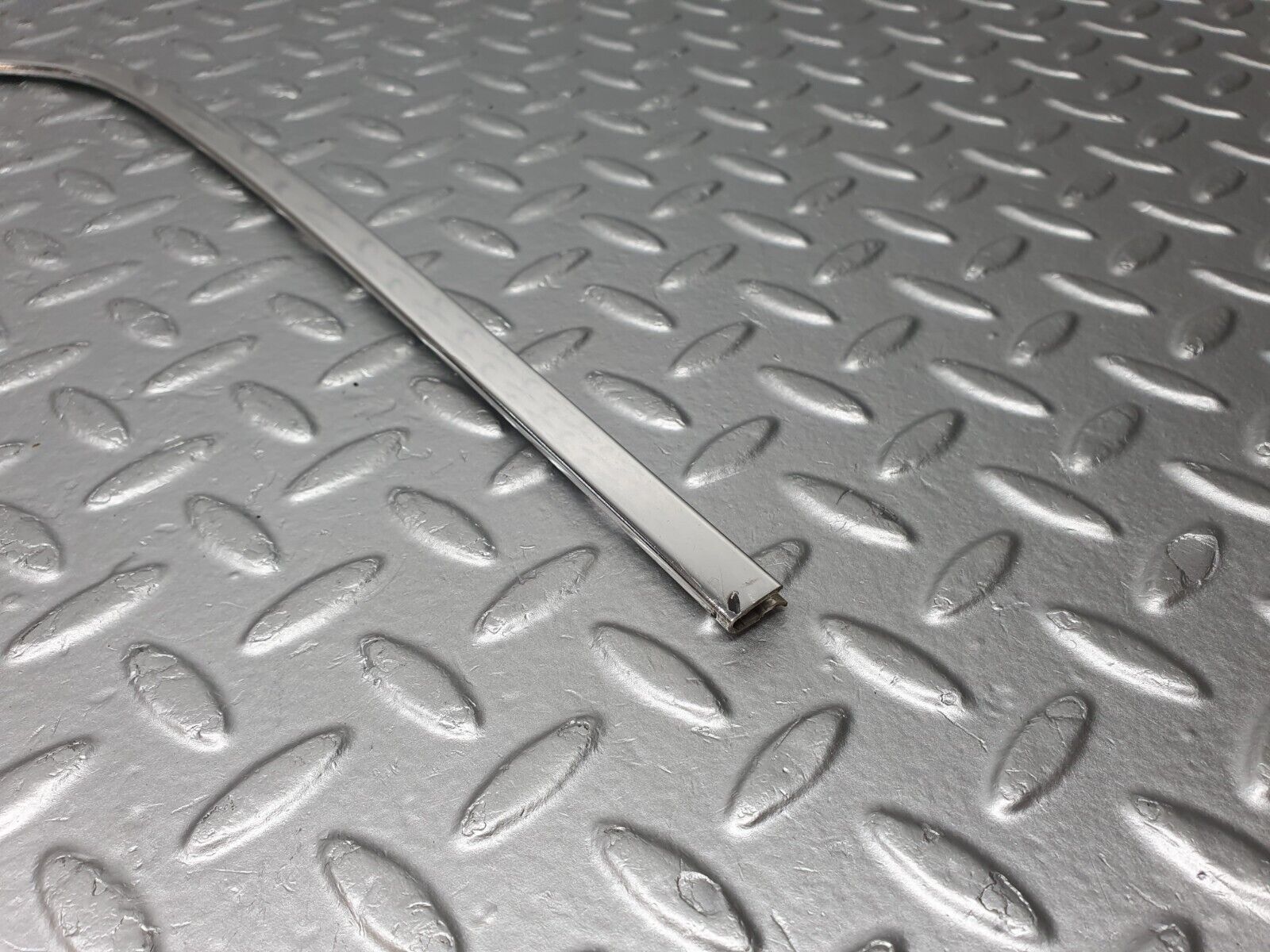 40776 Mercedes-Benz W123 300D Front Right Door Window Chrome Frame