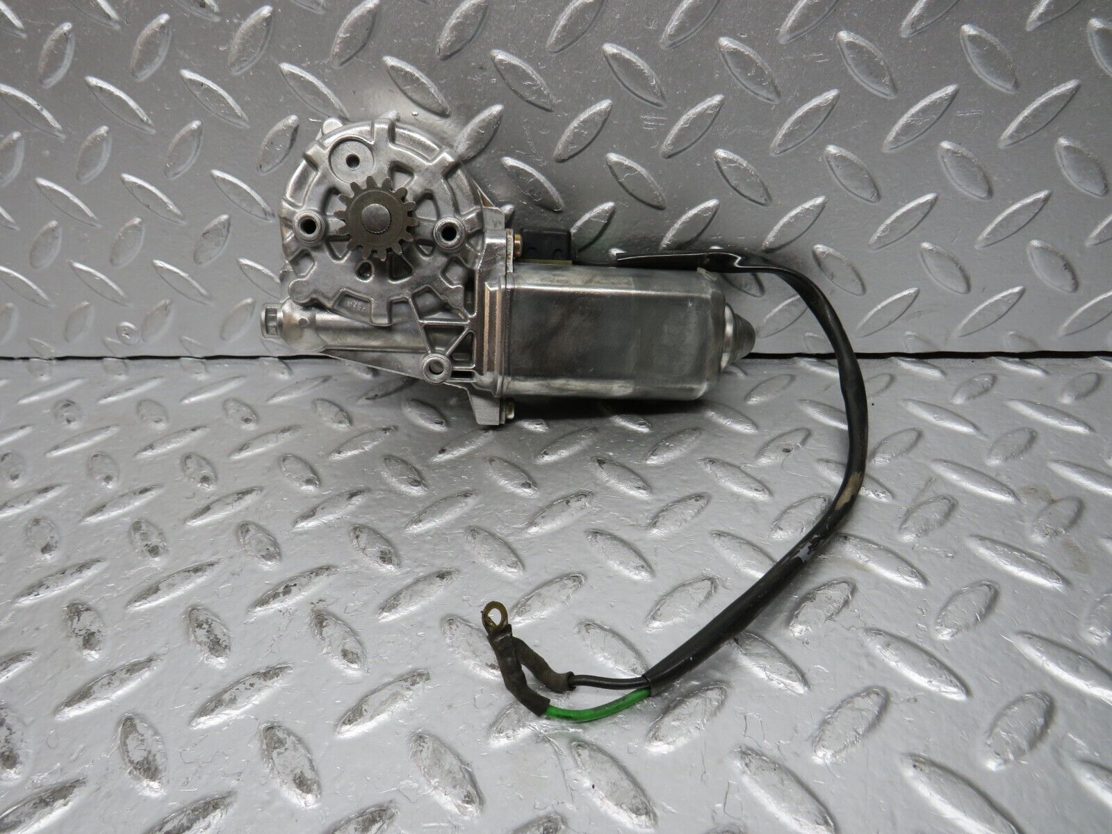 32027 Mercedes-Benz W123 230E Front Left Window Regulator Motor 0130821018