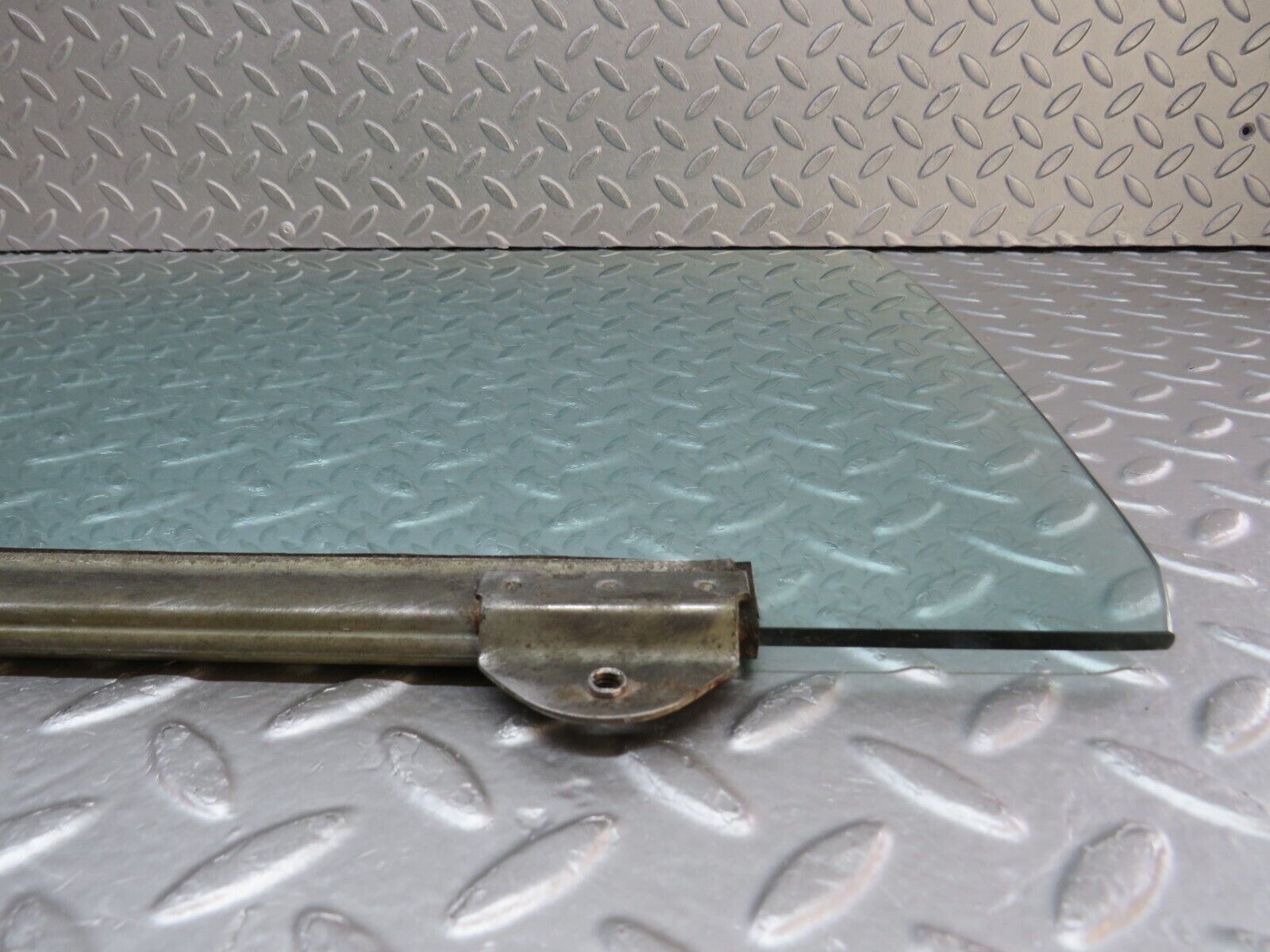 37514 Mercedes-Benz W109 300SEL Front Left Door Window Glass