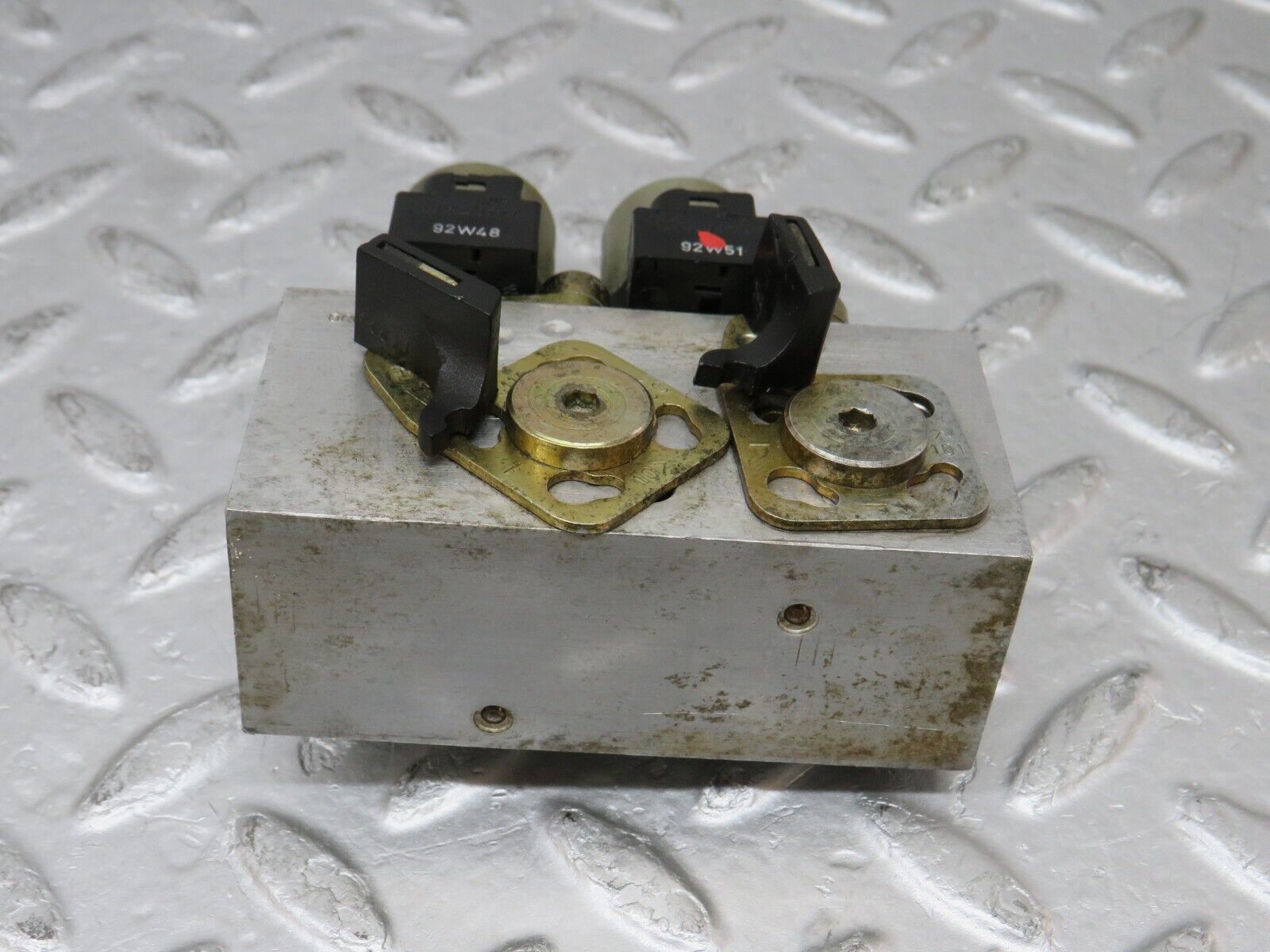 37988 Mercedes-Benz A124 320E Cabriolet Rear Headrest Roll Bar Hydraulic Valve Block 1248001078