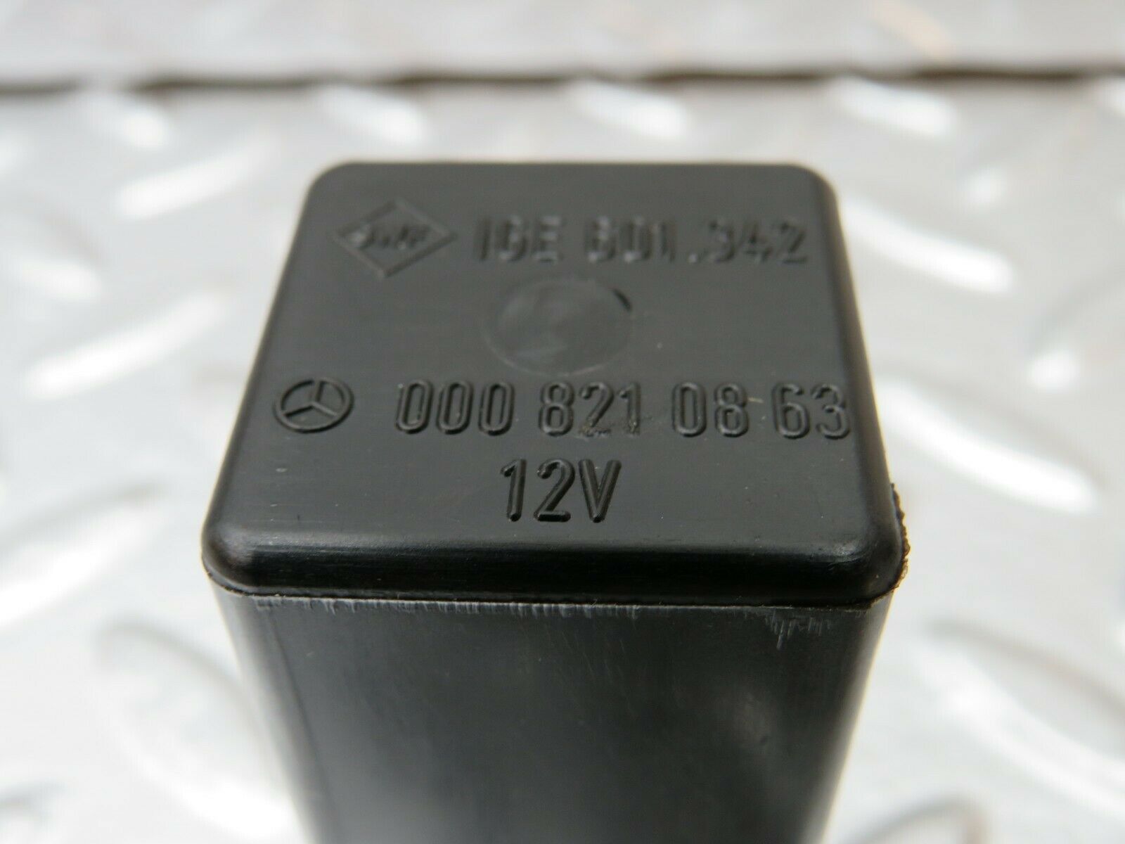 23982 Mercedes-Benz W123 280E Intermittent Wiper Relay 0008210863