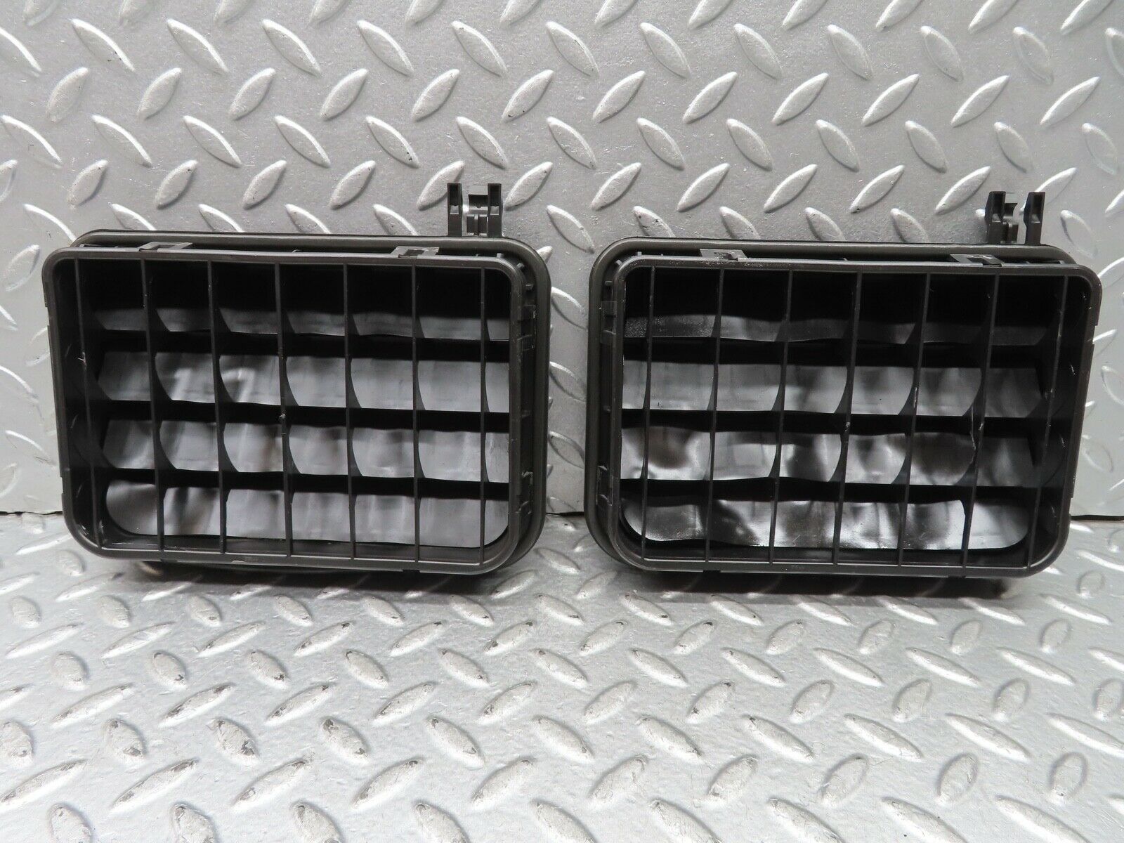 19511 Mercedes-Benz C140 CL420 Coupe Trunk Boot Air Vent Grill Pair 1408300042