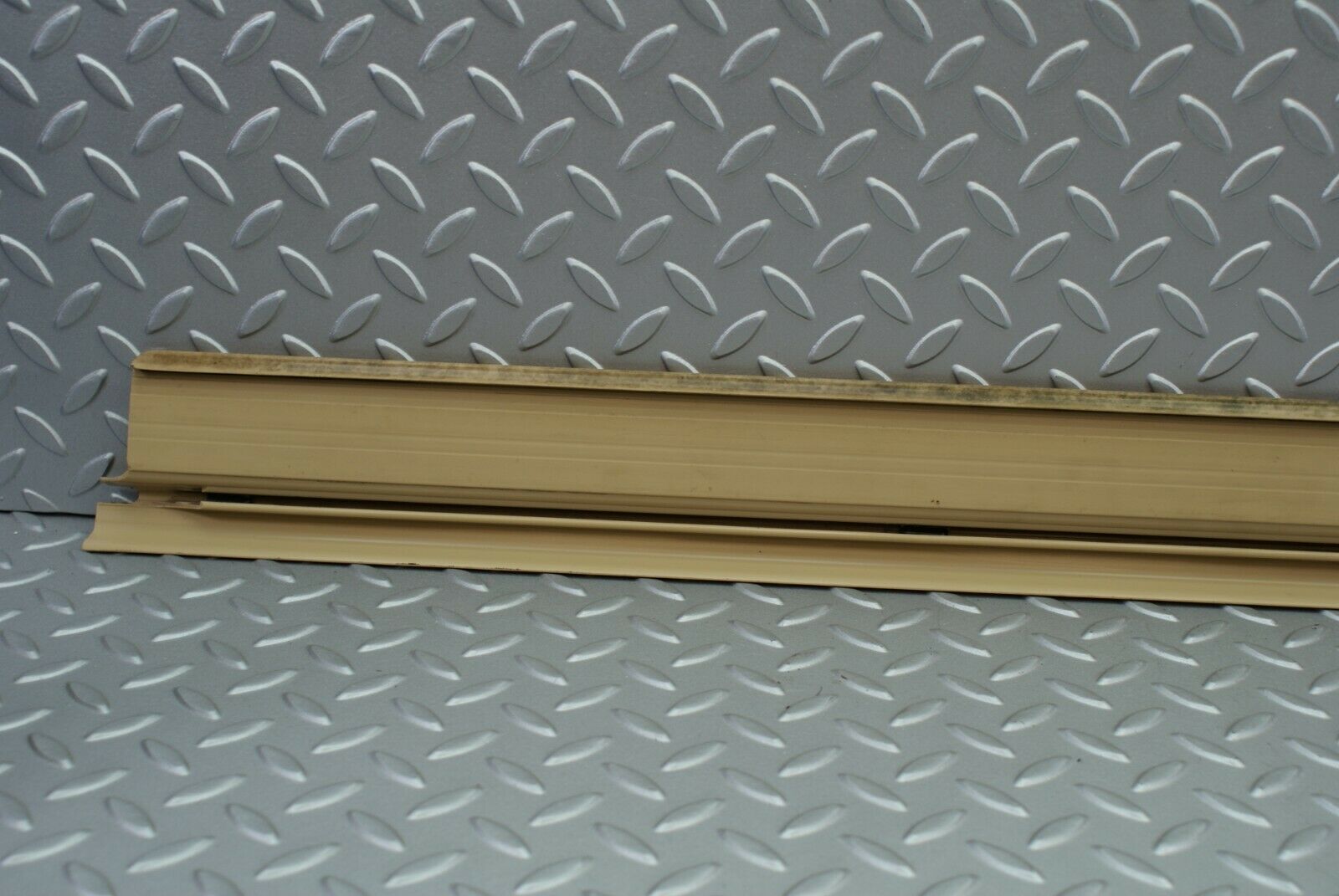 2882 Mercedes-Benz C123 280CE Coupe Front Right Door Sill Trim Beige