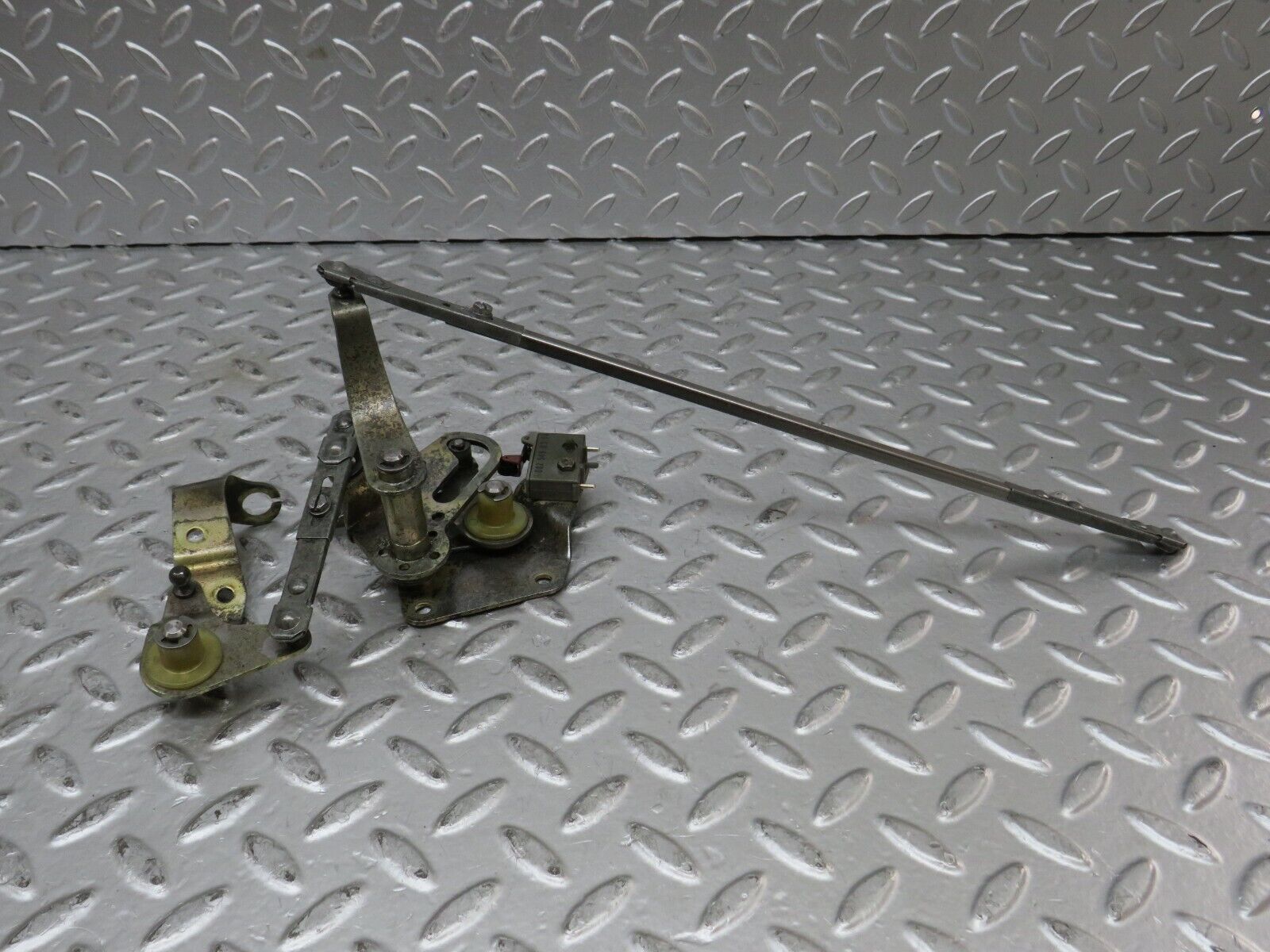 27413 Mercedes-Benz W123 280E Throttle Linkage 0025450114