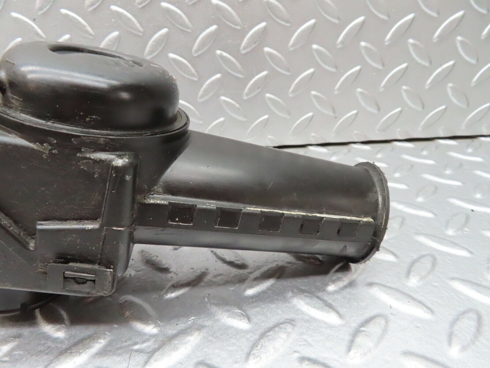 18190 Mercedes-Benz W123 200 Air Filter House Air Intake Valve