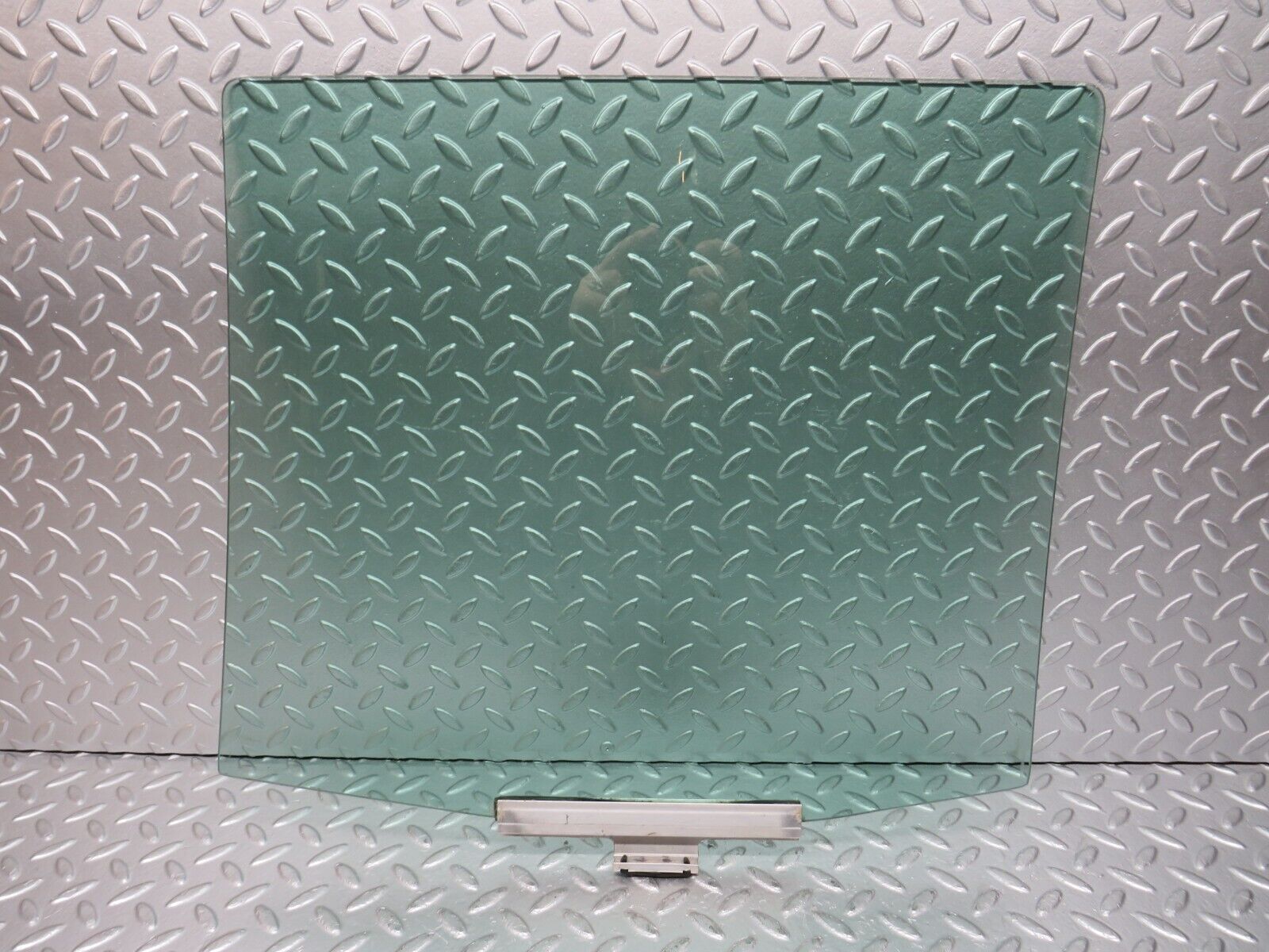 31477 Mercedes-Benz S124 220TE Wagon Rear Right Door Window Glass