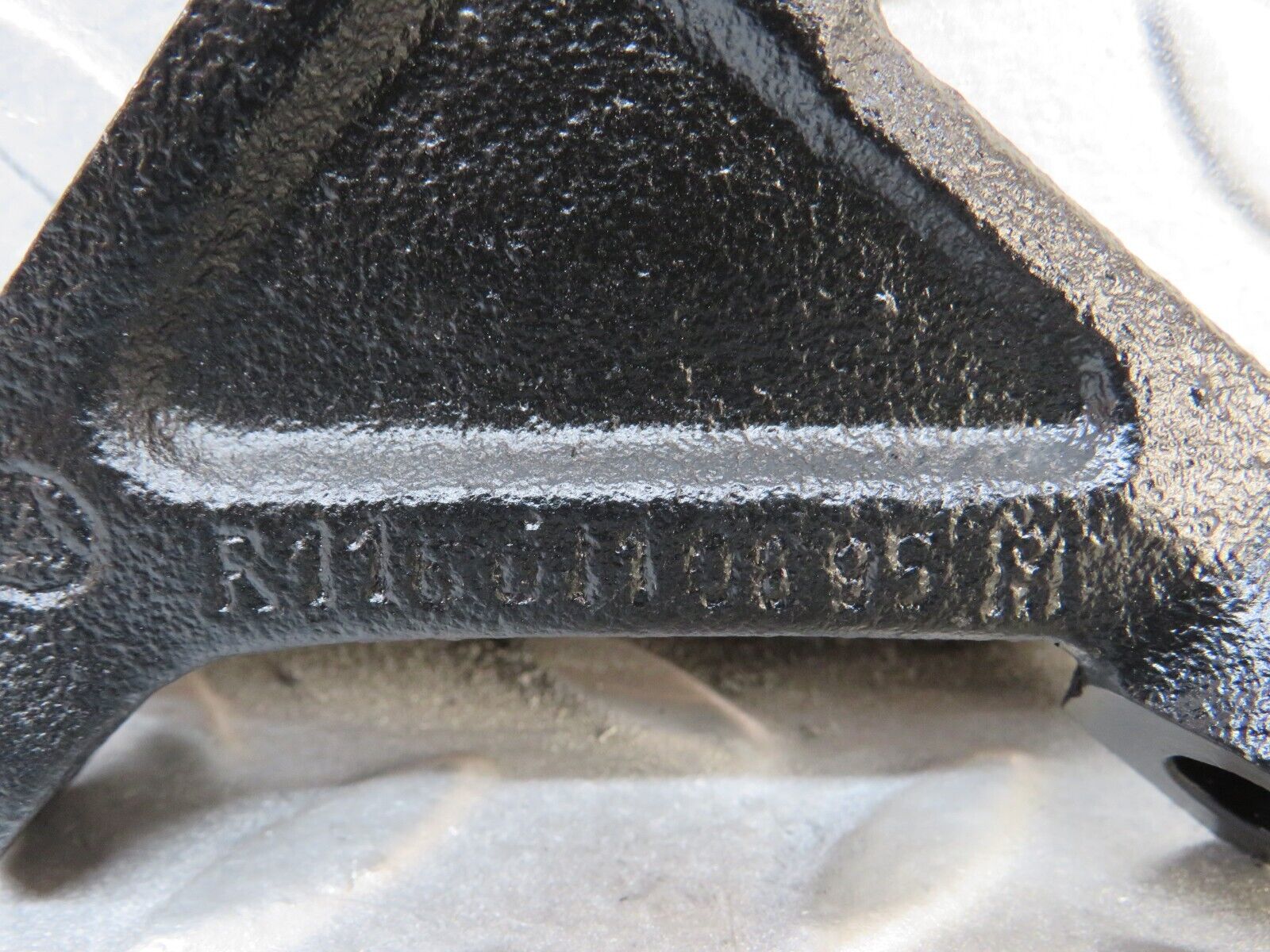 37656 Mercedes-Benz W109 300SEL Engine Mount Bracket 1160110995 1160110895