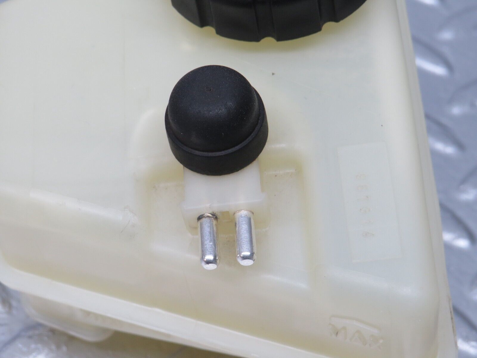 39415 Mercedes-Benz R129 320SL Coupe Brake Fluid Reservoir Tank 2024300002