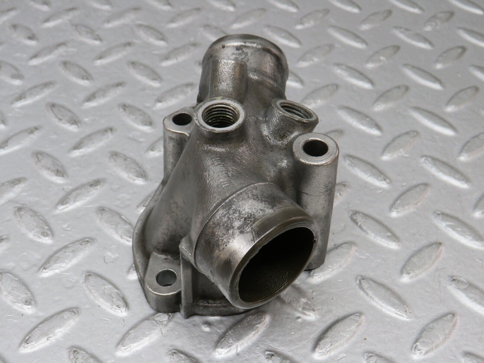 36258 Mercedes-Benz W126 420SE Water Pipe Socket