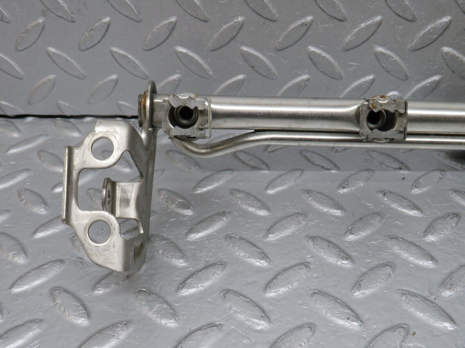 38566 Mercedes-Benz R129 280SL Coupe Fuel Injector Rail