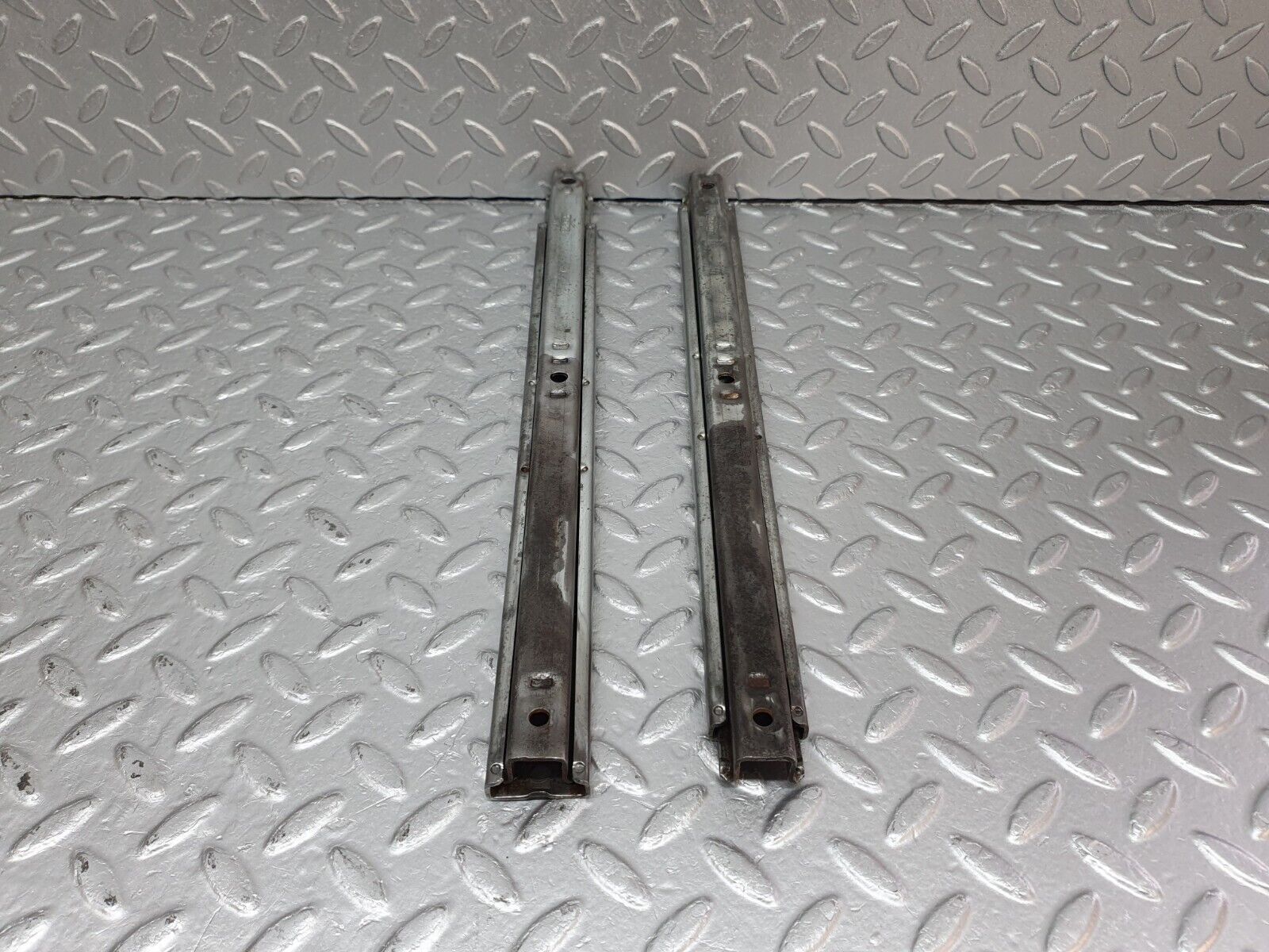 40791 Mercedes-Benz W123 300D Front Right Seat Rail Pair