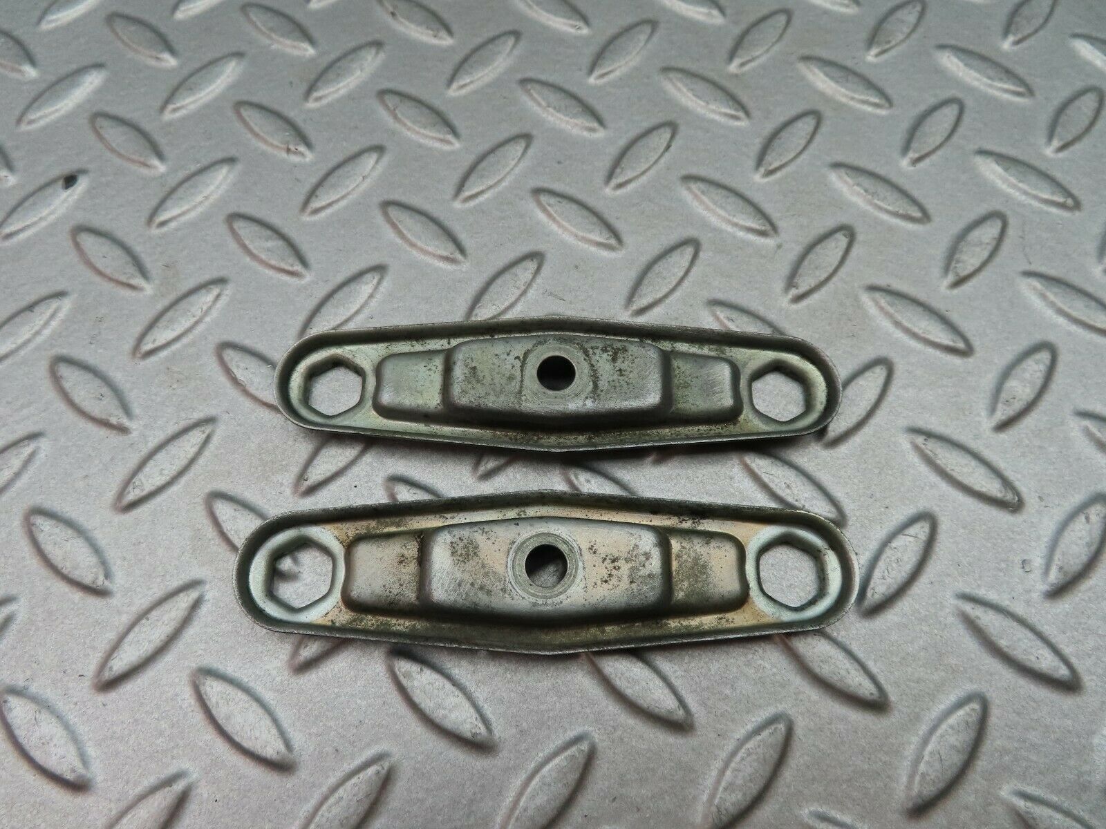 5639 Mercedes-Benz W124 230E Fuel Injector Nozzle Clamp Bracket