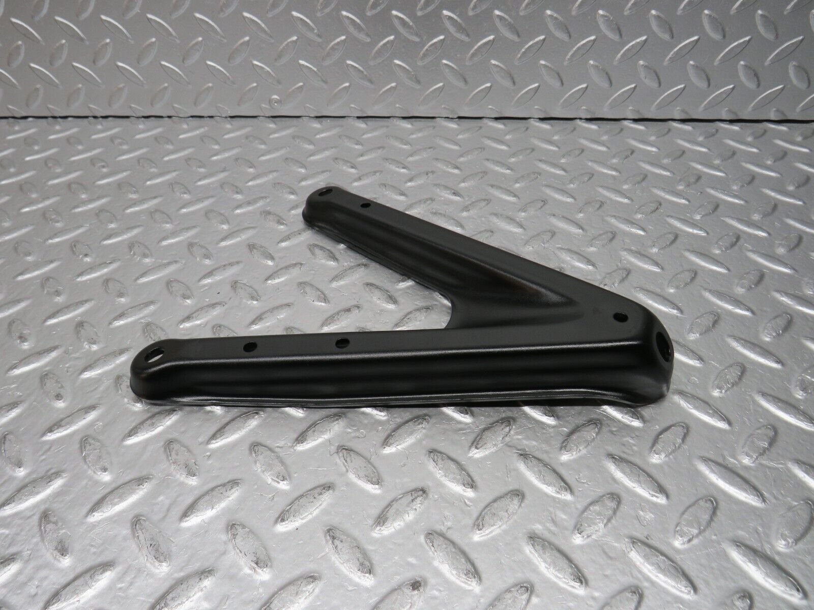 31472 Mercedes-Benz S124 220TE Wagon Air Intake Manifold Bracket