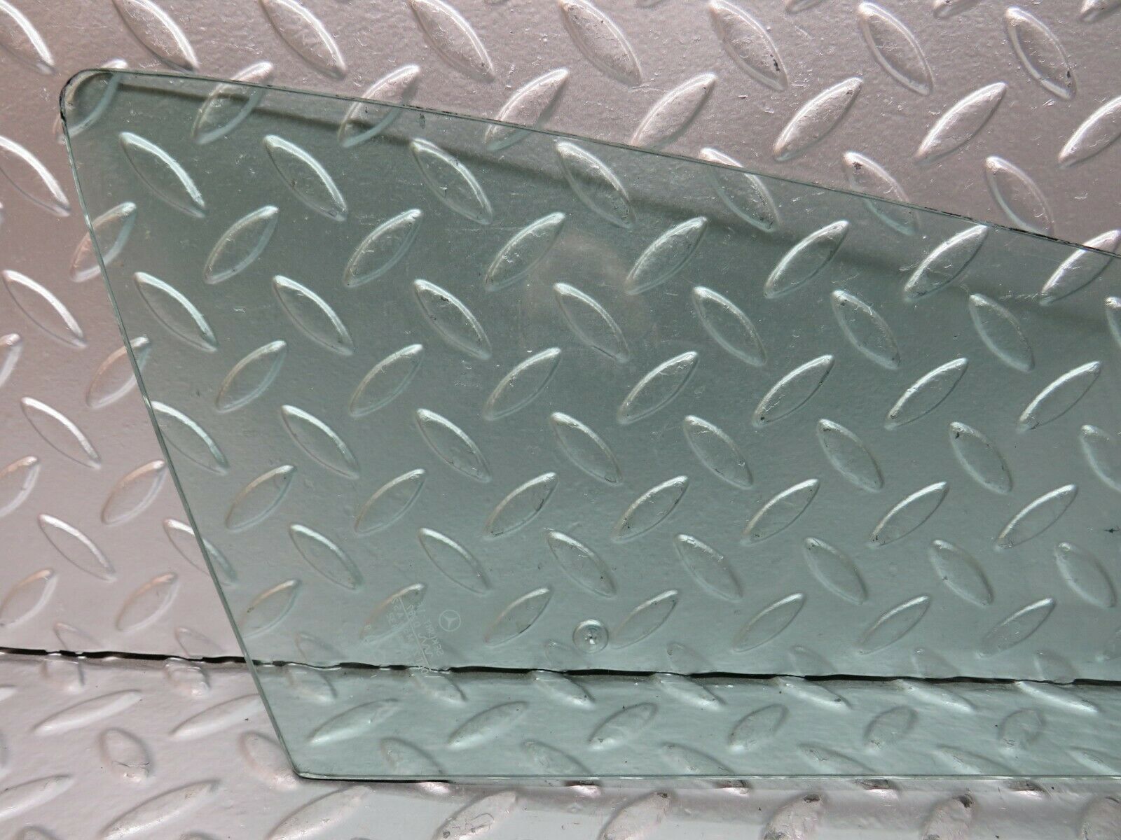 23750 Mercedes-Benz C107 450SLC Coupe Rear Right Quarter Window Glass