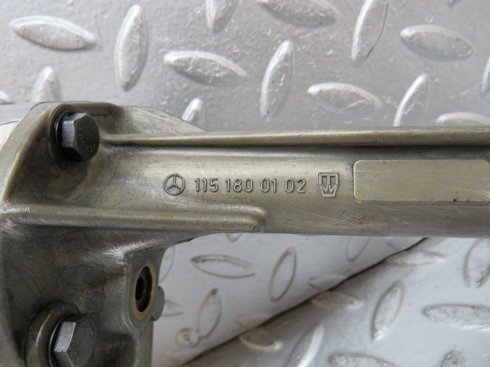 0868 Mercedes-Benz W123 240D Oil Pump 1151800102