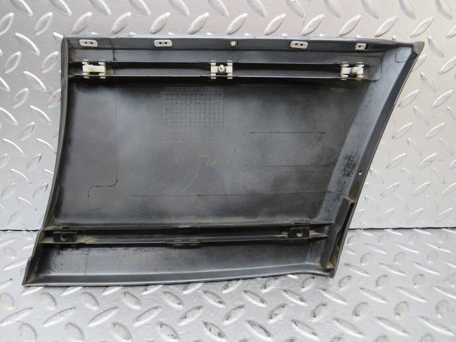 26399 Mercedes-Benz C124 220CE Front Left Fender Wing Moulding Trim 1246903540