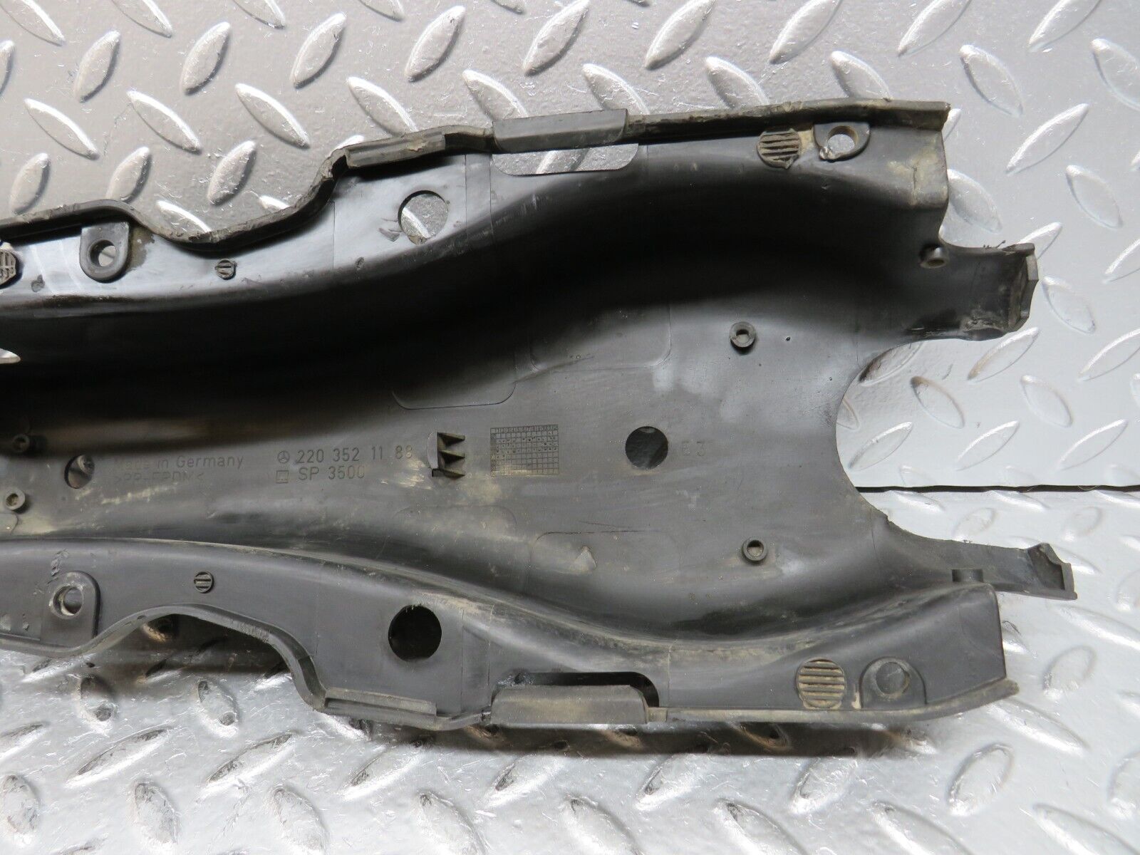 30209 Mercedes-Benz W220 S430 Rear Right Control Arm Cover 2203521188