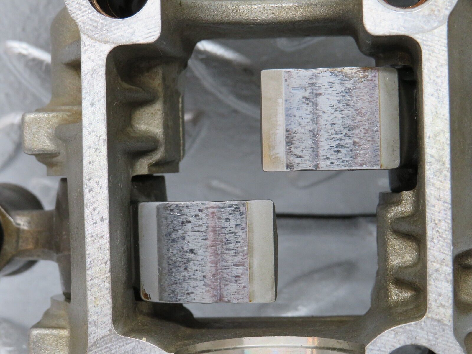 32623 Mercedes-Benz S124 300TE Rocker Arms Camshaft Bearing Block 1030510610