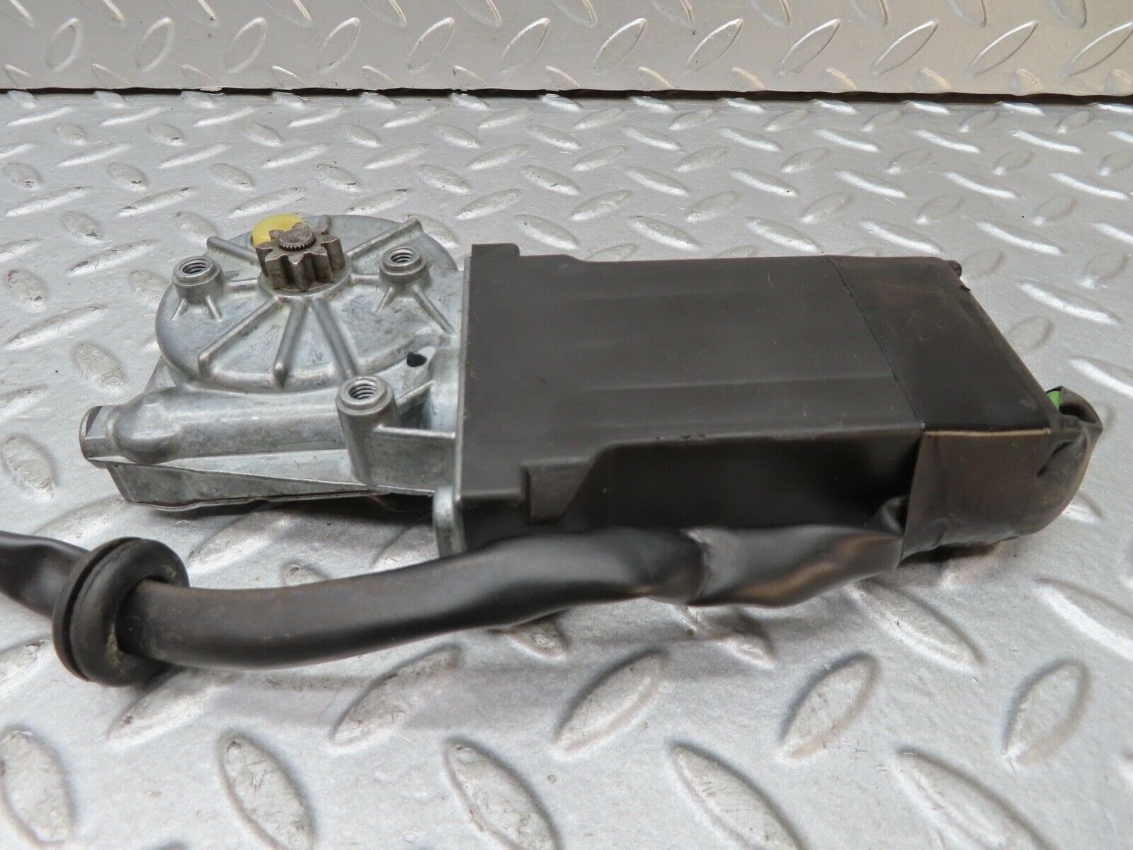 17549 Mercedes-Benz W116 450SEL Rear Right Window Regulator Motor 0130820062