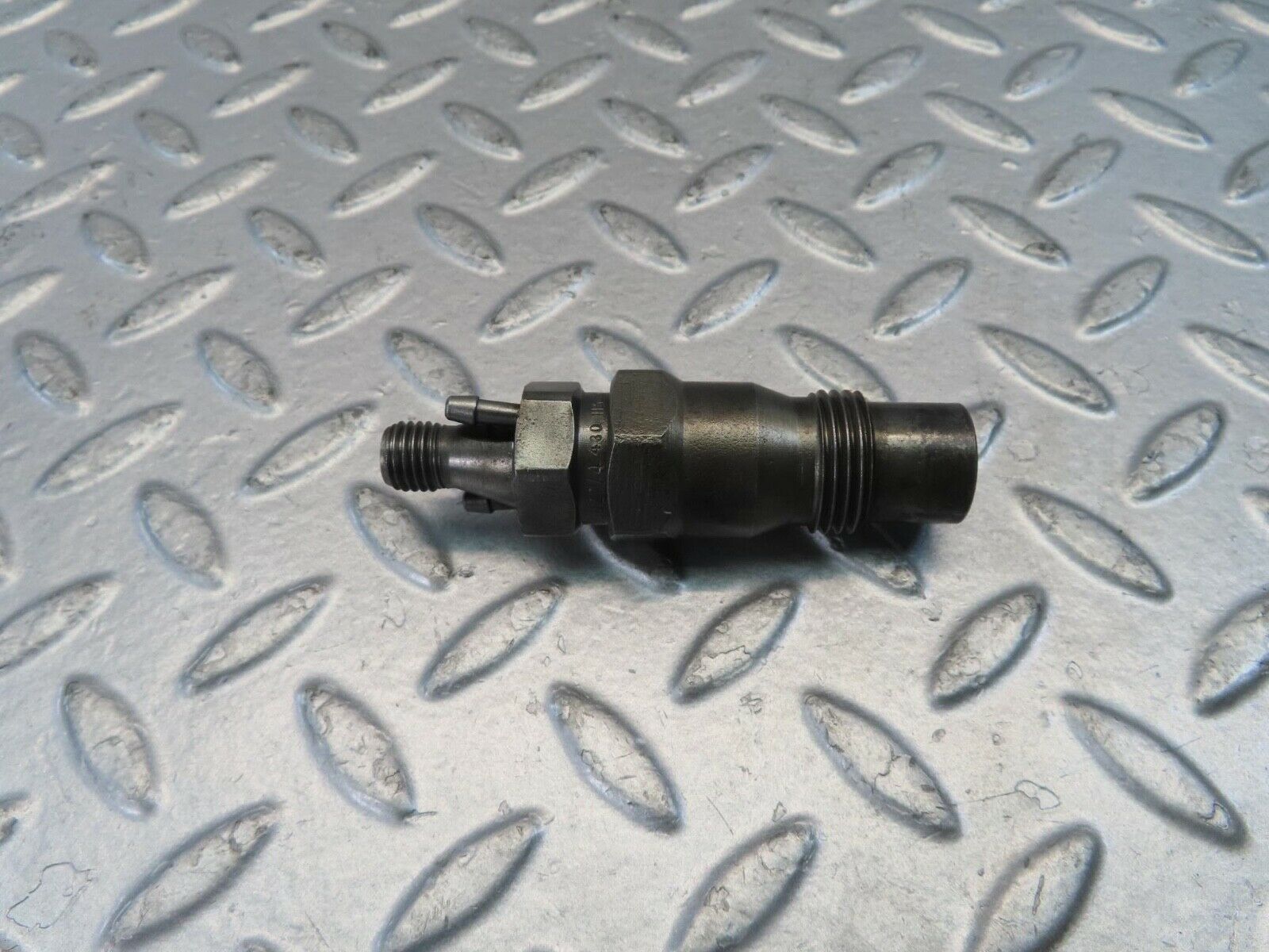 10983 Mercedes-Benz W115 220D Fuel Injector Bosch KCA30sd27/4
