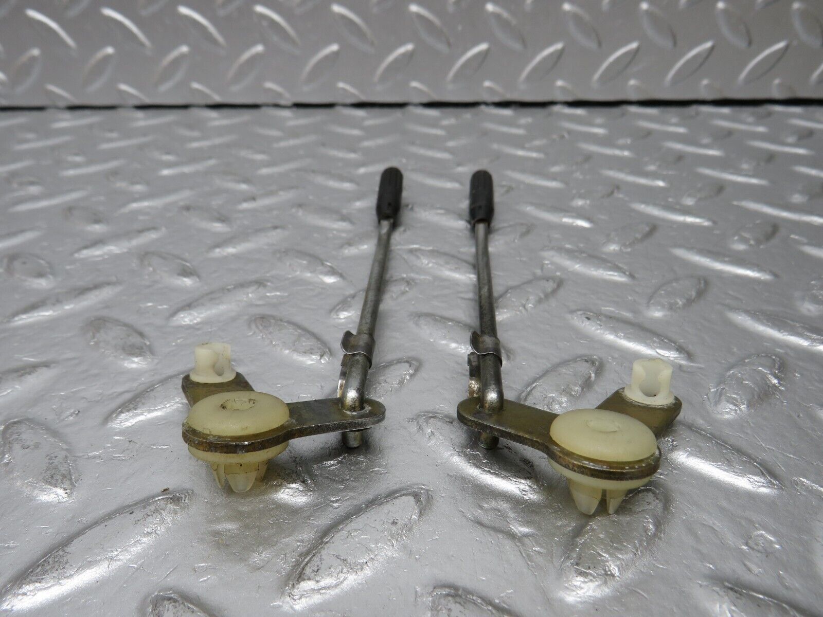 34356 Mercedes-Benz C126 380SEC Coupe Rear Door Lock Knob Pair