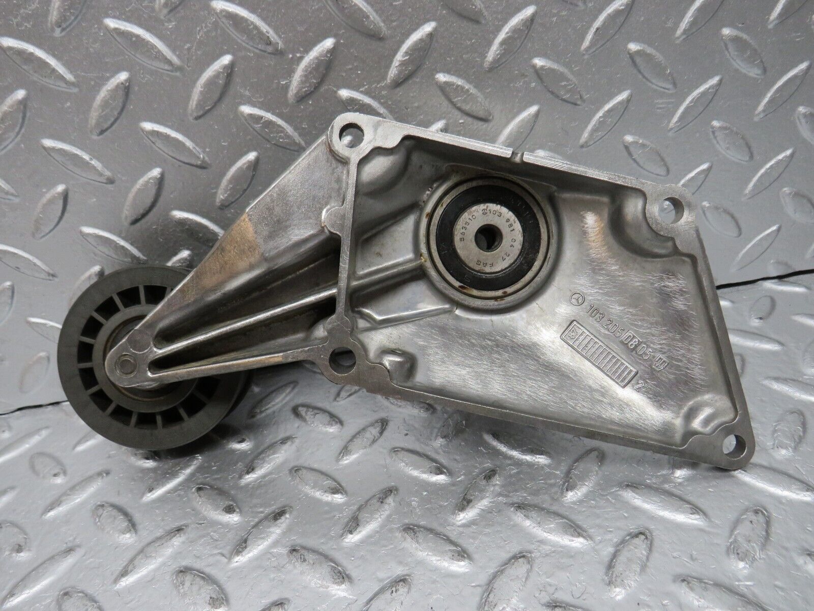 32626 Mercedes-Benz S124 300TE Engine Cooling Fan Clutch Bracket 1032050805