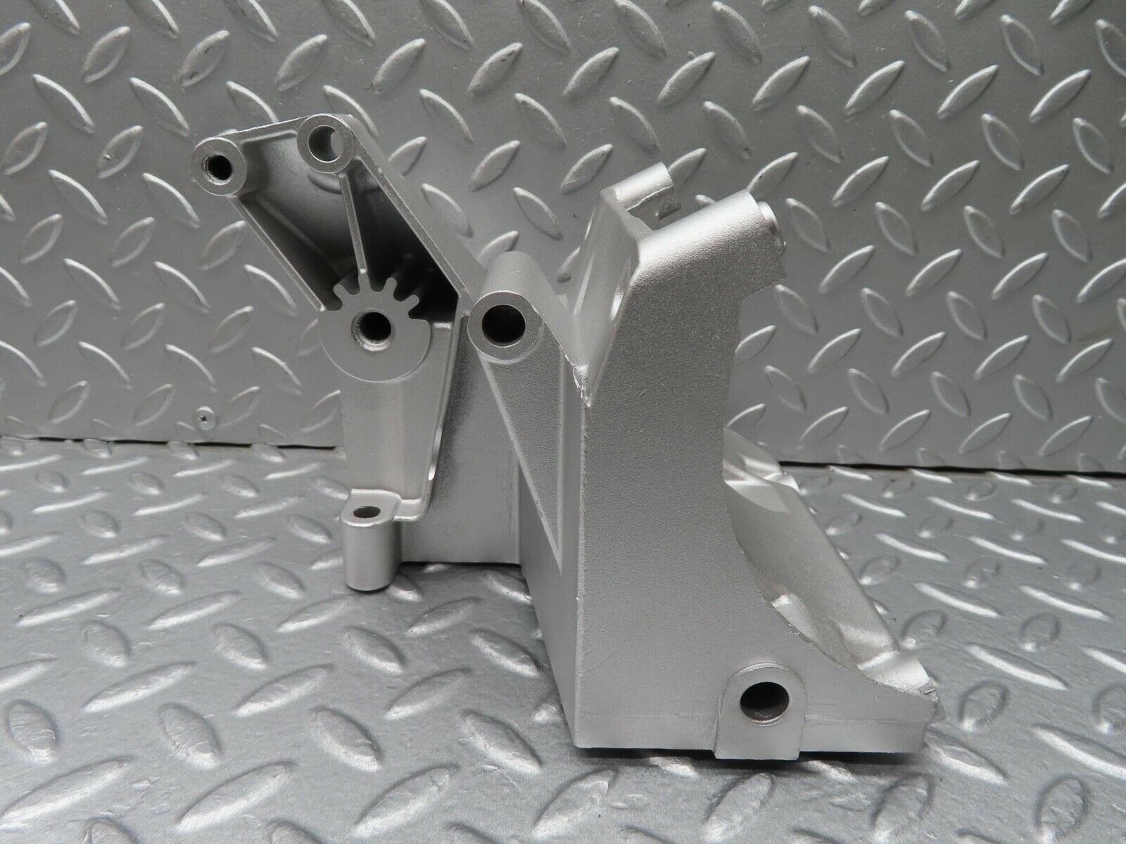 12737 Mercedes-Benz R129 300SL Coupe Power Steering Pump Bracket 1031310935