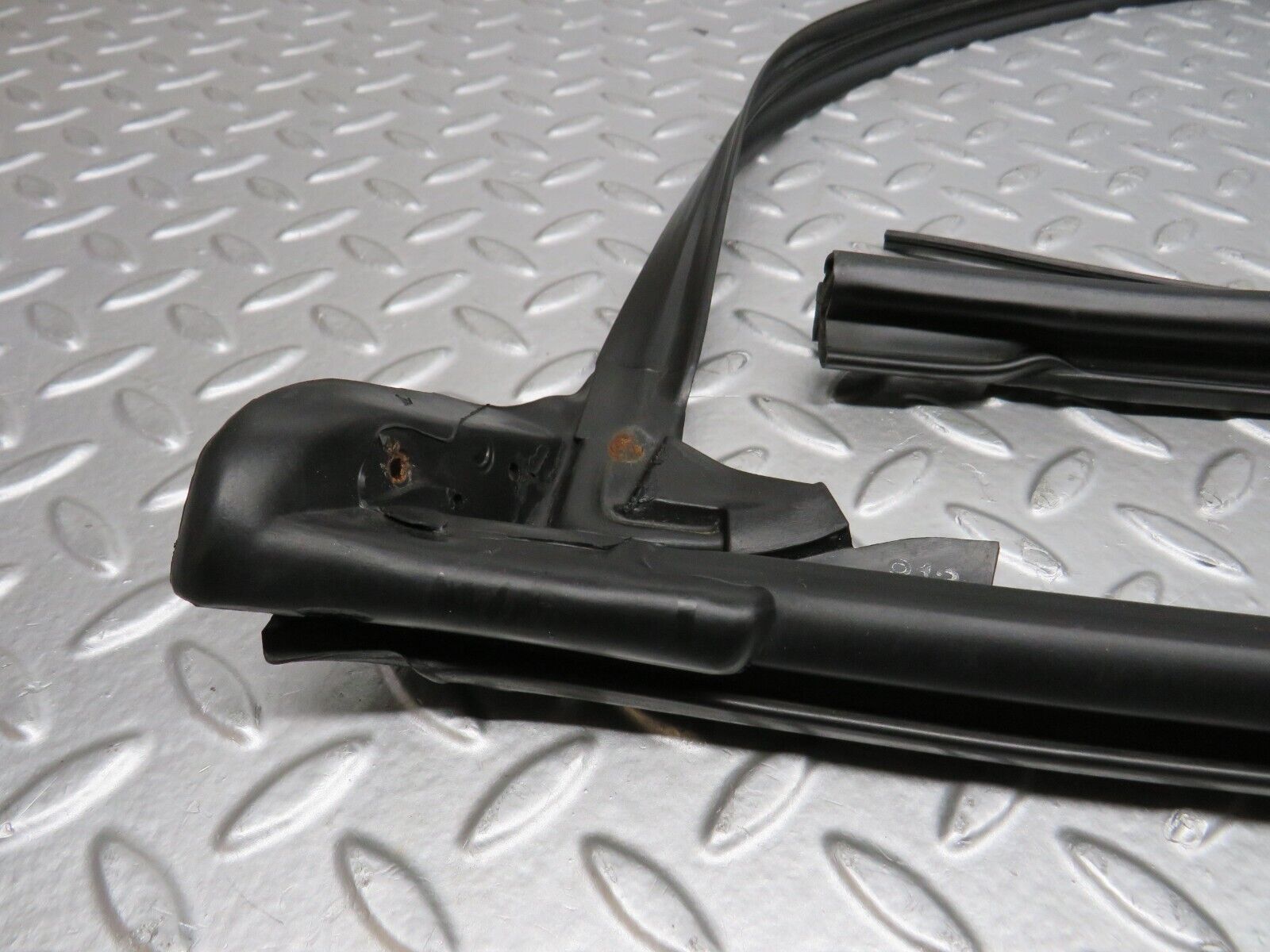 39677 Mercedes-Benz R129 320SL Coupe Front Windscreen Rubber Seal