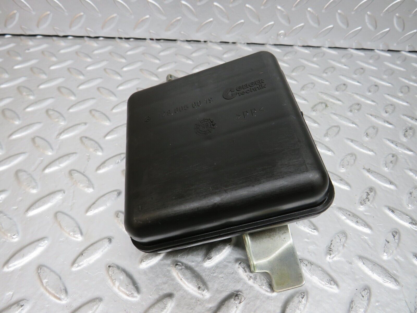 24814 Mercedes-Benz W140 S320 Air Vacuum Expansion Tank 1298050019