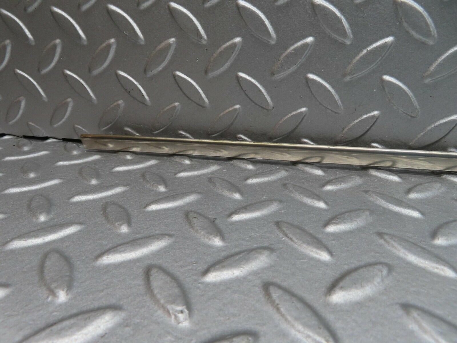 15198 Mercedes-Benz W140 S320 Front Left Door Lower Chrome Moulding Trim