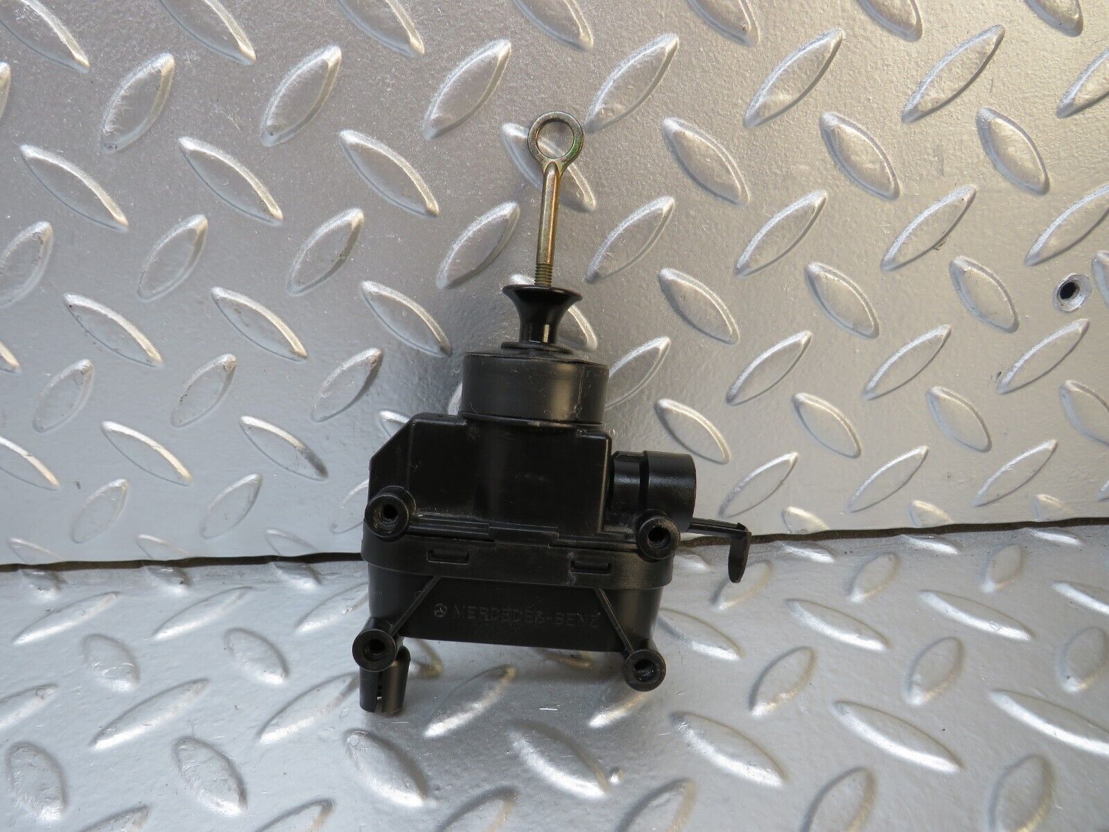 30275 Mercedes-Benz W124 230E Door Lock Vacuum Actuator Front Left