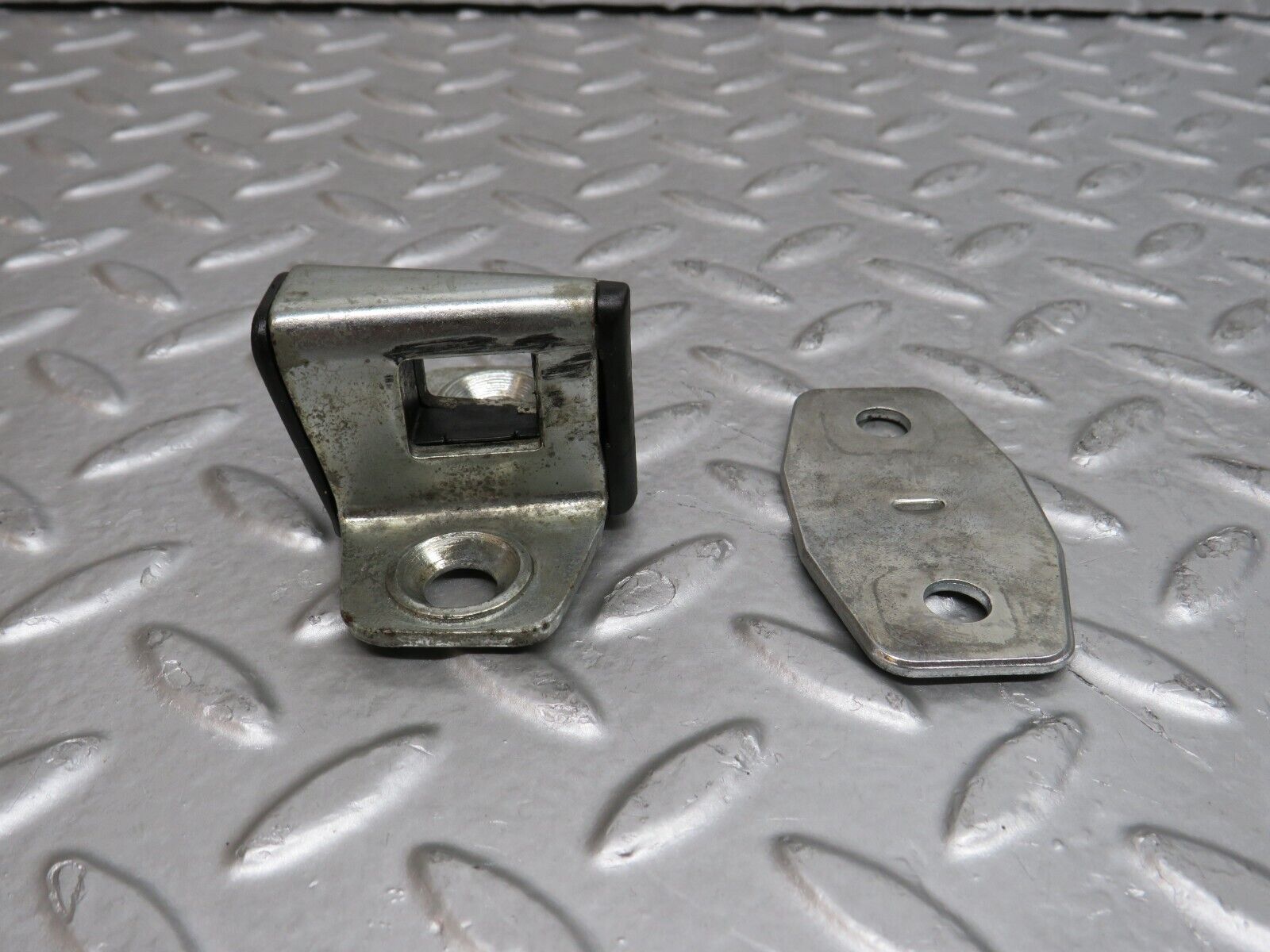 29572 Mercedes-Benz W124 230E Door Lock Latch