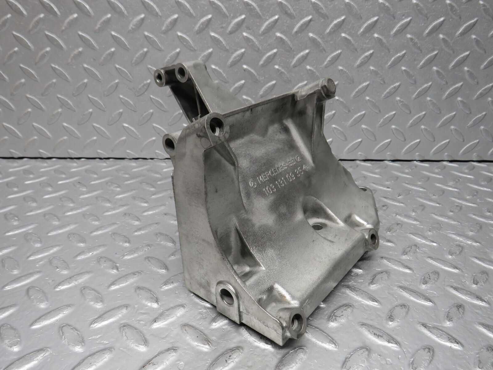 38647 Mercedes-Benz R129 280SL Coupe Power Steering Pump Bracket 1031310935