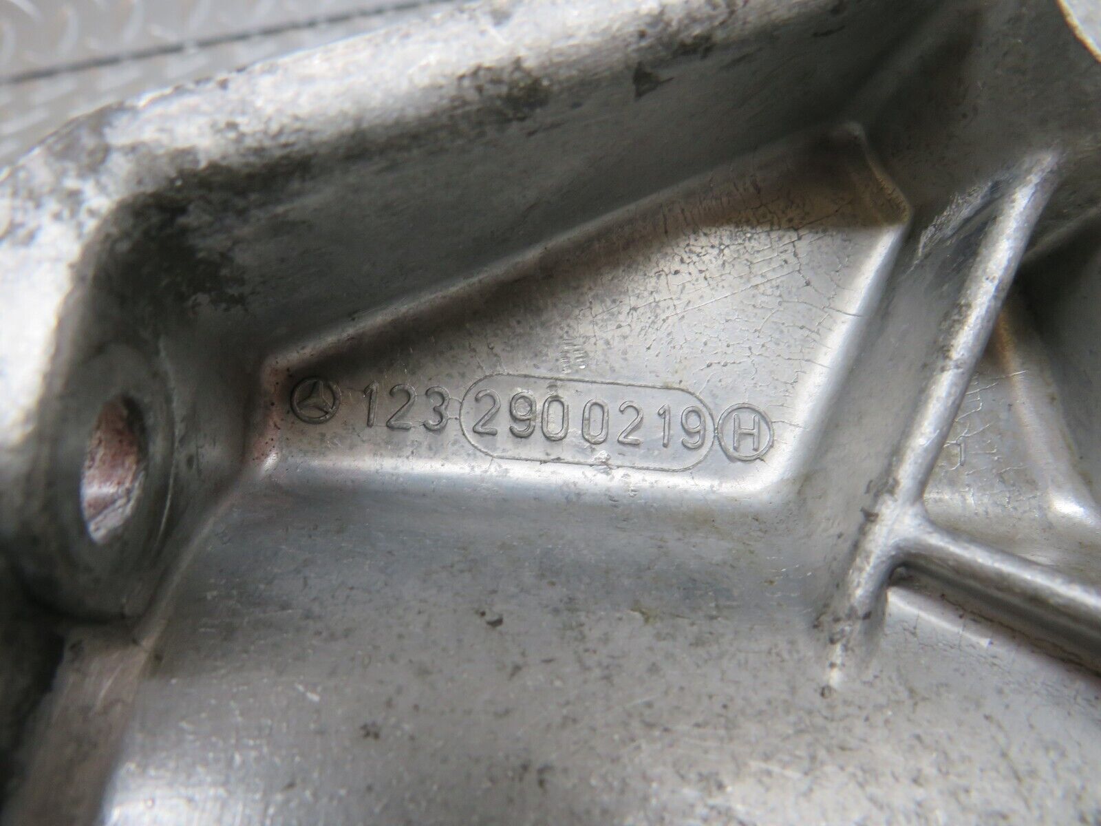 25426 Mercedes-Benz W123 200 Brake Pedal Bracket 1232900219