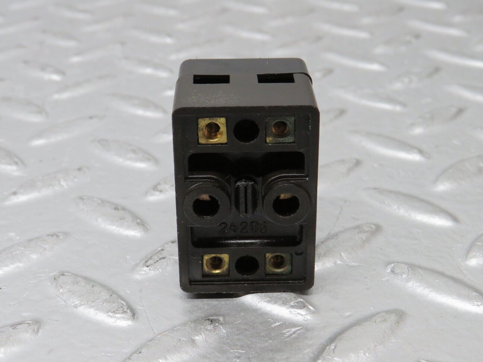 37919 Mercedes-Benz A124 320E Cabriolet Fuse Box Connector
