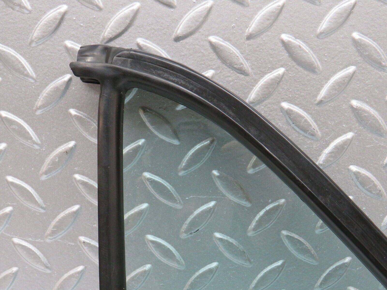 0627 Mercedes-Benz W123 230E Left Rear Door Quarter Glass 1237350124