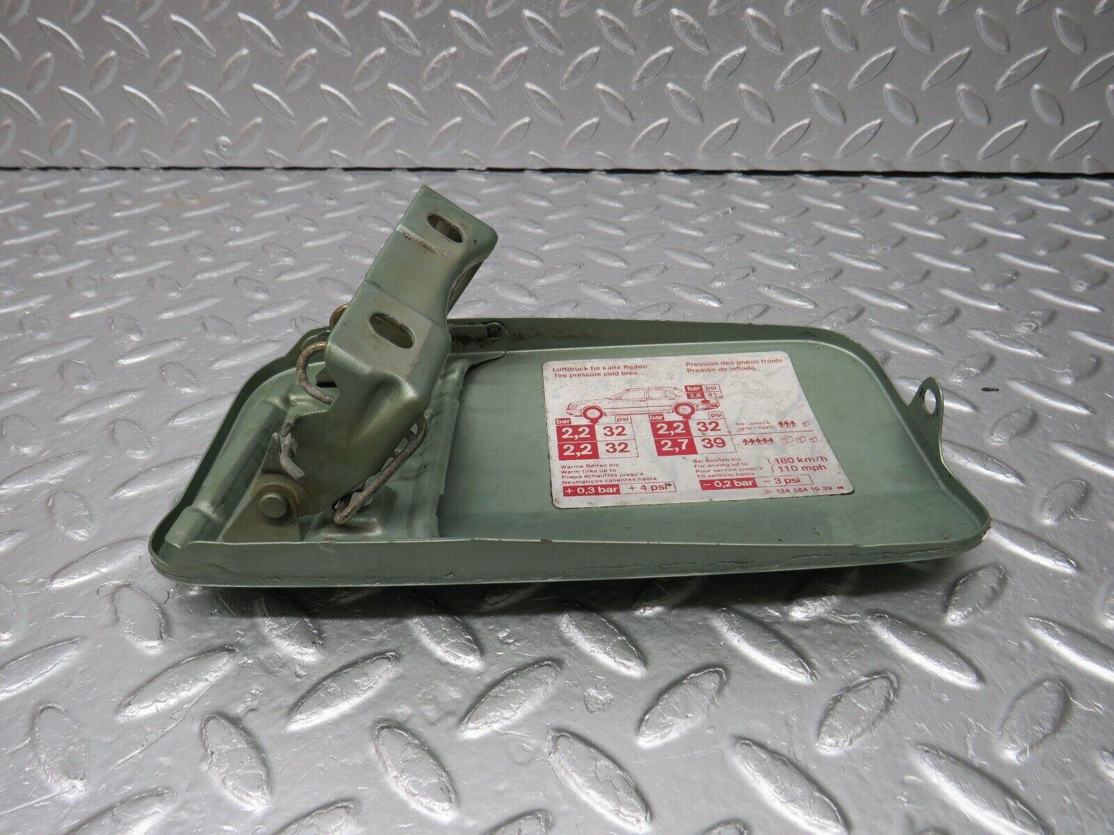 34031 Mercedes-Benz W124 260E Fuel Tank Flap Cap 1245841639