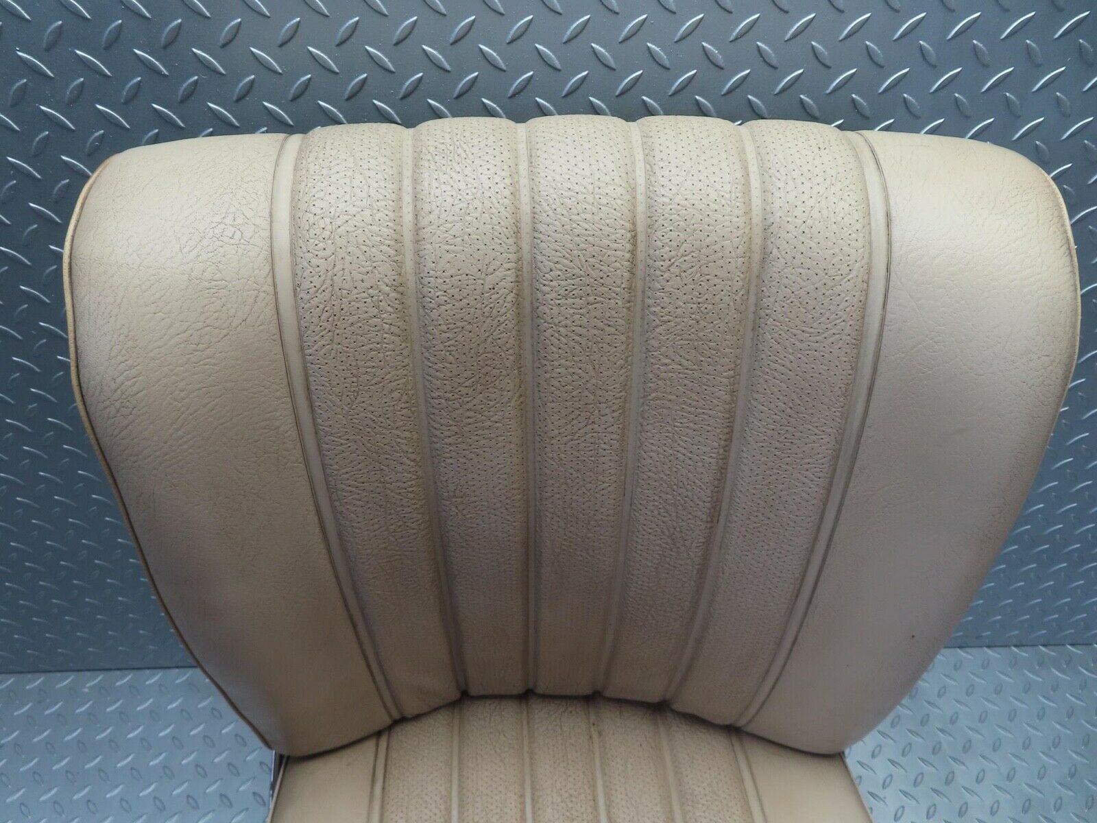 12507 Mercedes-Benz W108 280SE 3.5 Front Right Seat Cream