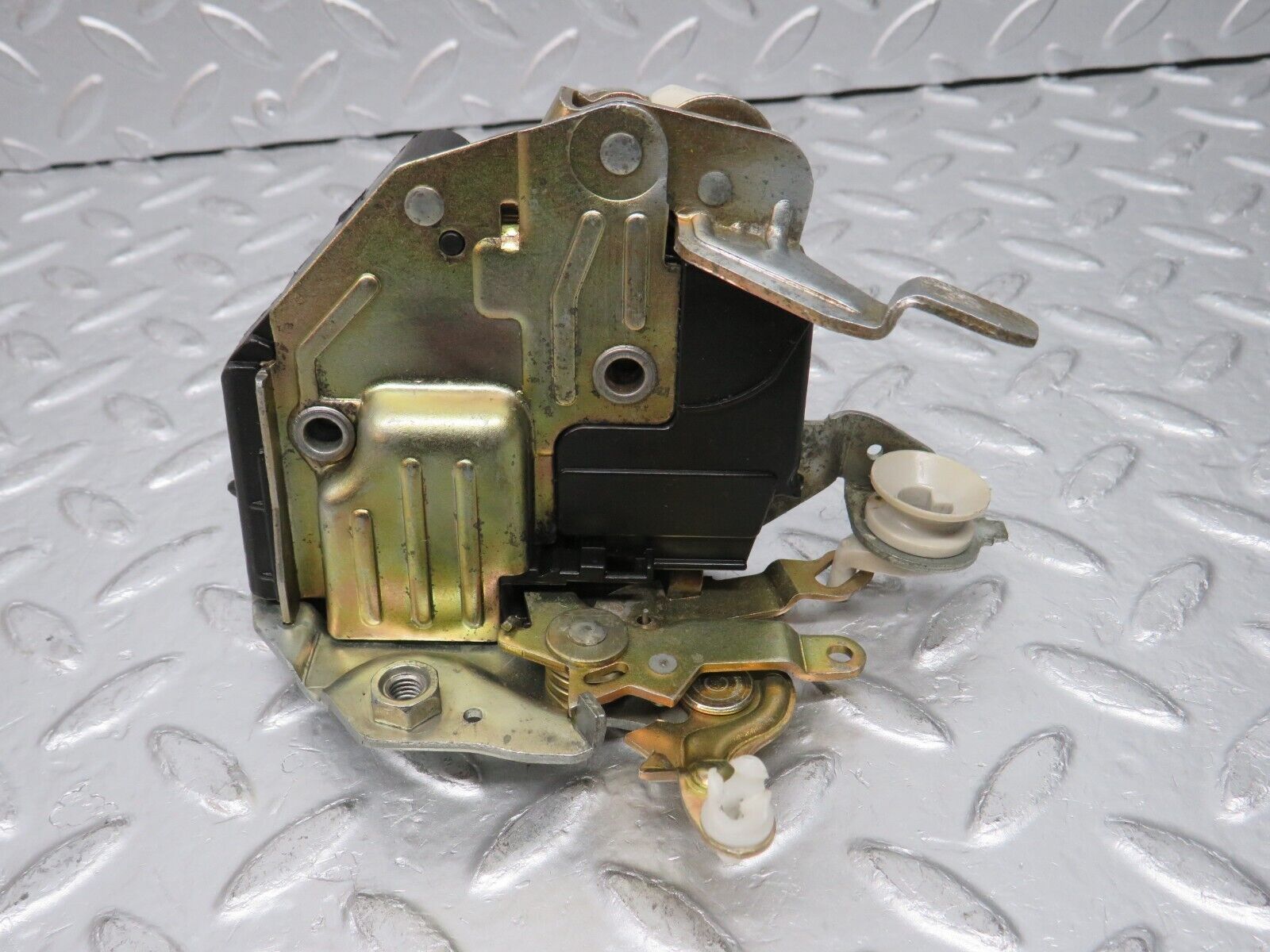 32452 Mercedes-Benz S124 300TE Wagon Front Right Door Lock Mechanism