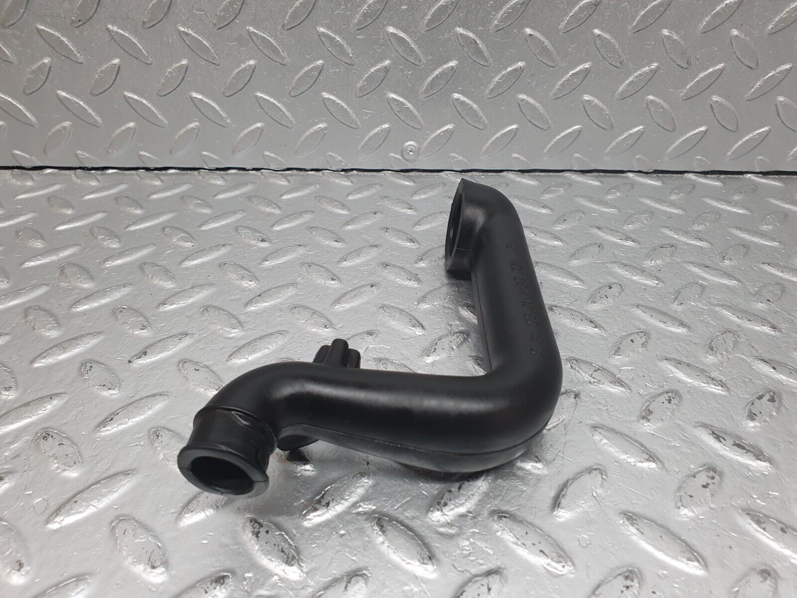 40982 Mercedes-Benz W126 300SE Crank Case Breather Hose 1030941082