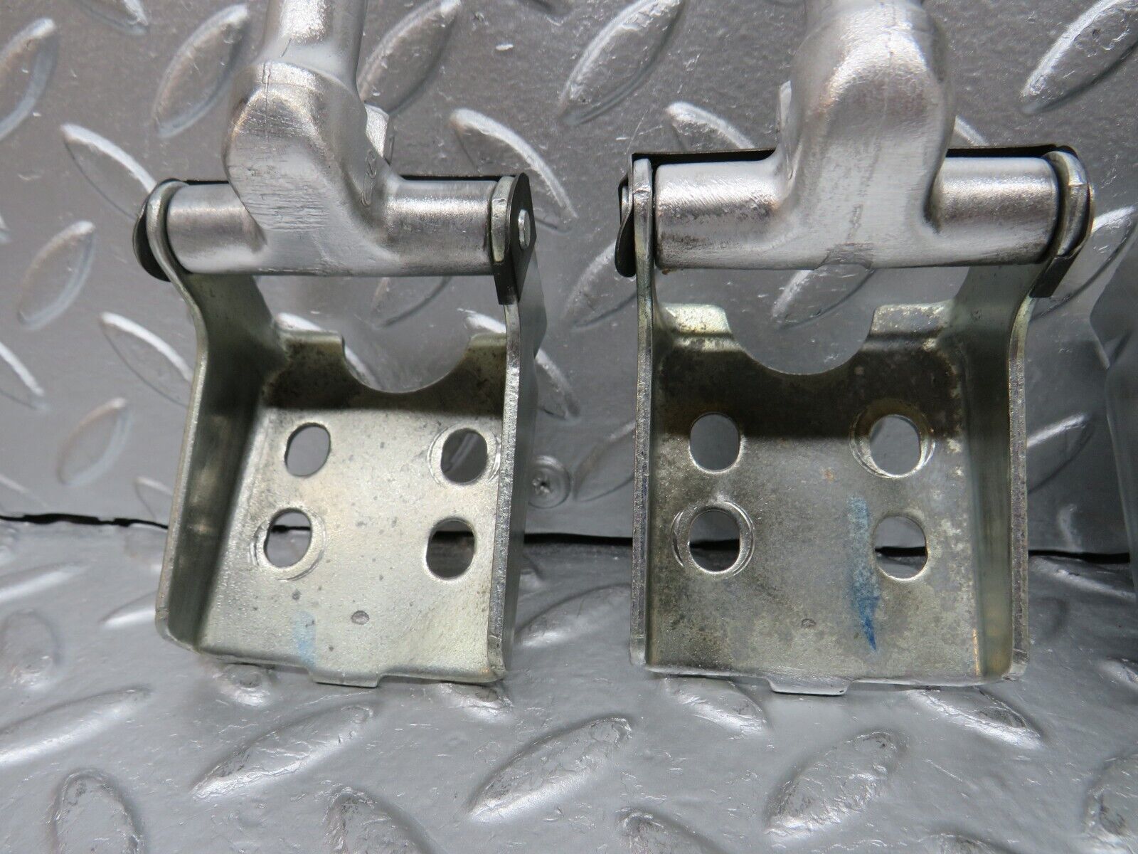 31363 Mercedes-Benz S124 220TE Wagon Rear Seat Hinge Set